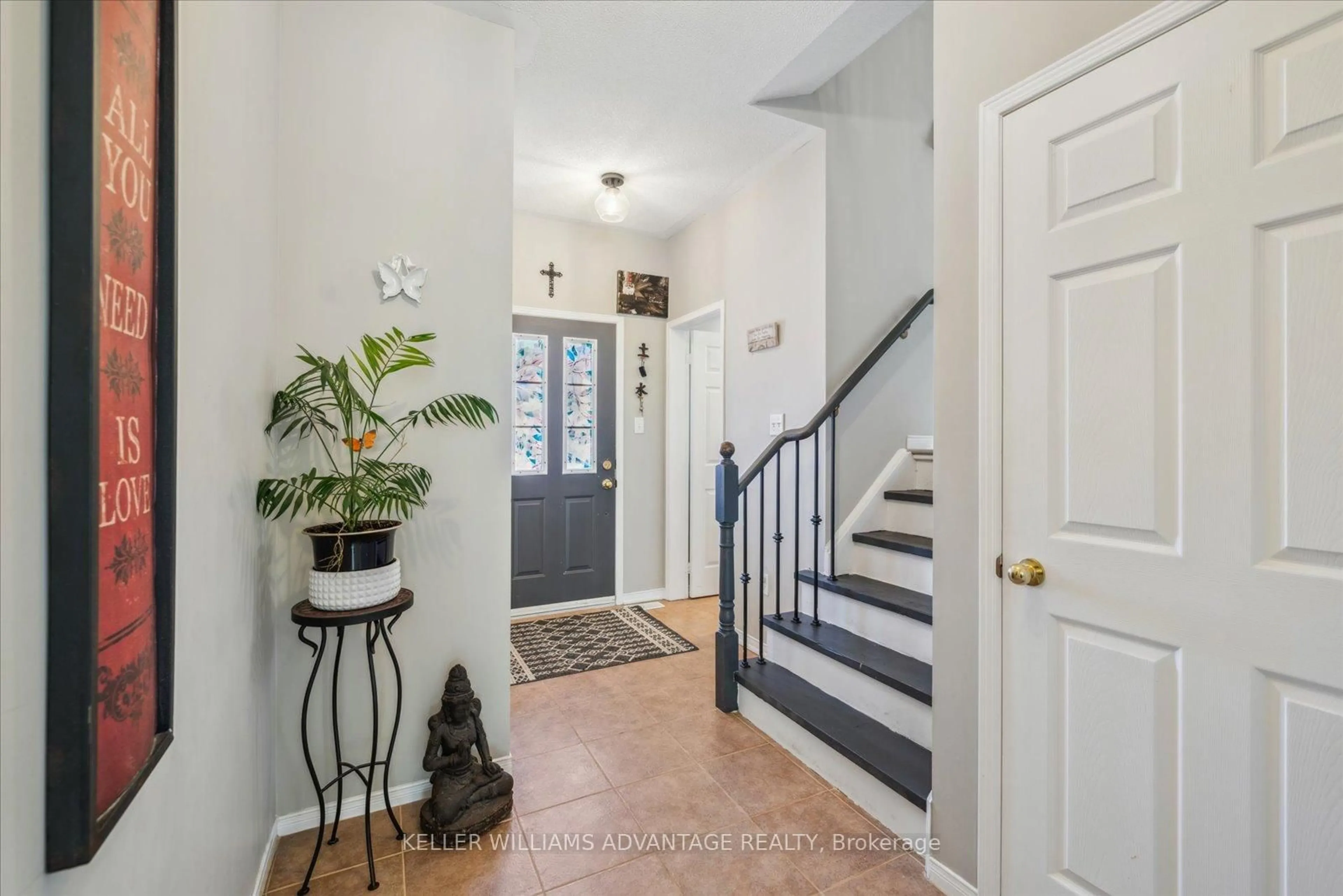 Indoor entryway for 61 Eastgate Circ, Whitby Ontario L1M 2N4