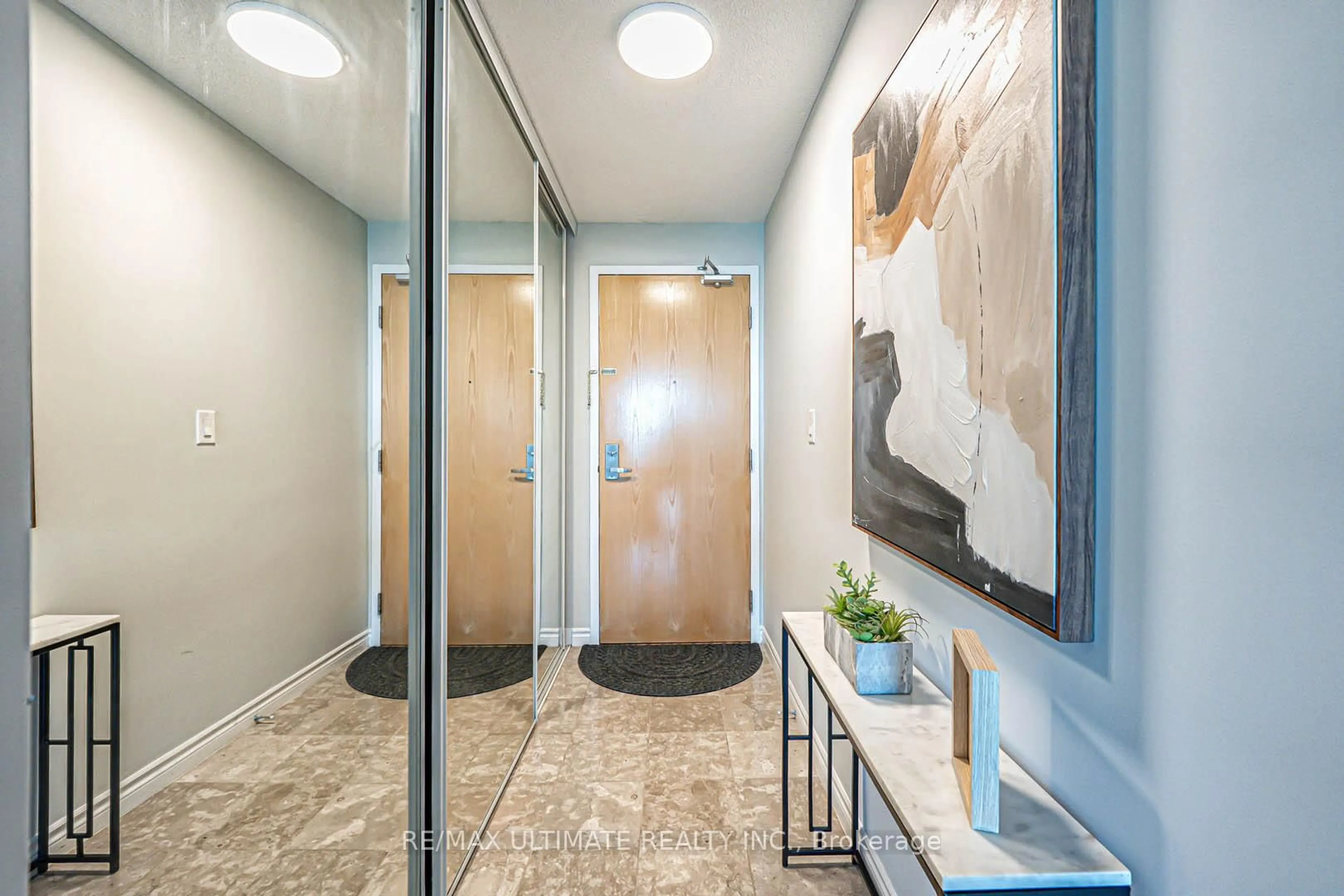 Indoor entryway for 88 Grangeway Ave #1710, Toronto Ontario M1H 0A2