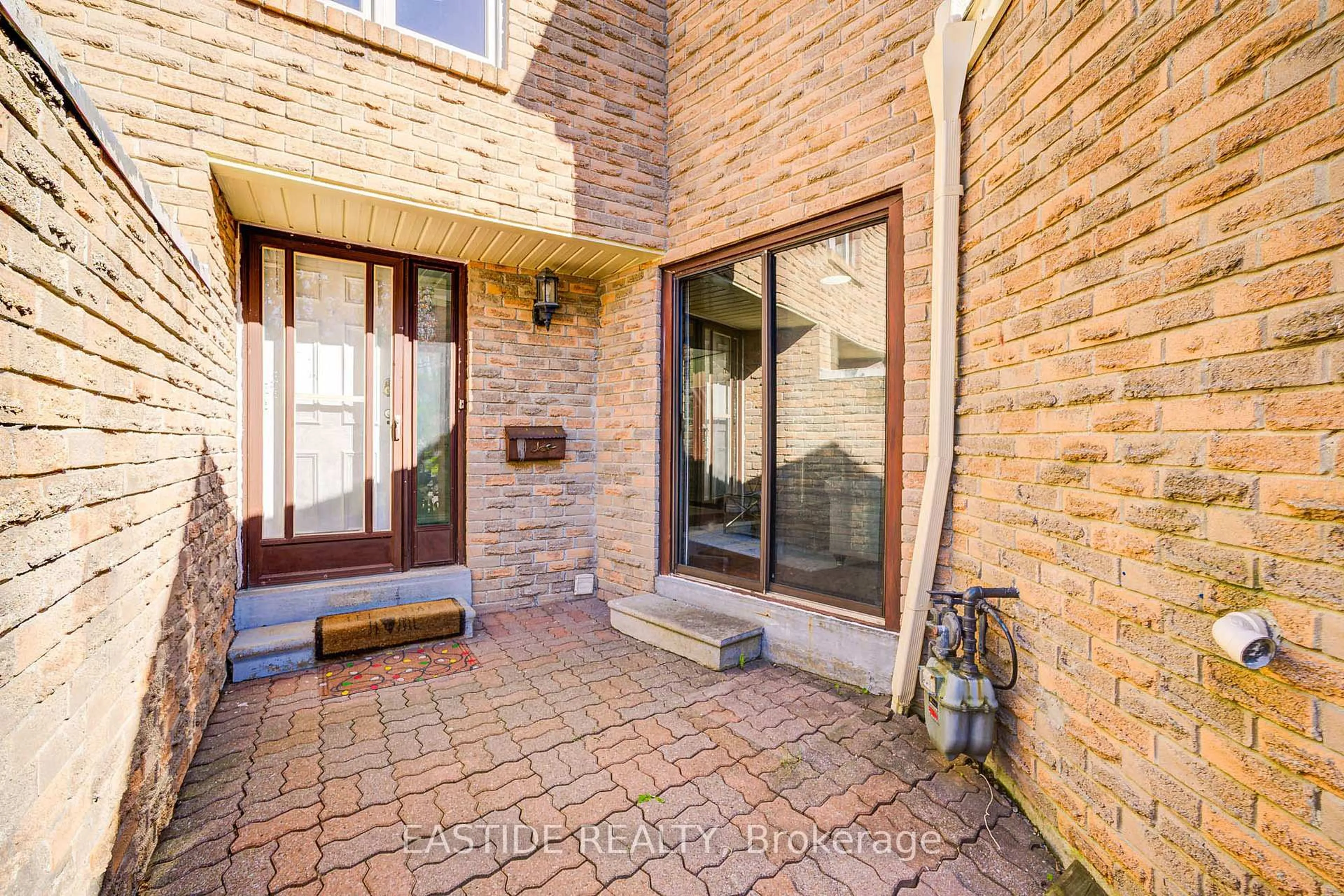 Indoor entryway for 55 Ambercroft Blvd, Toronto Ontario M1W 2Z6
