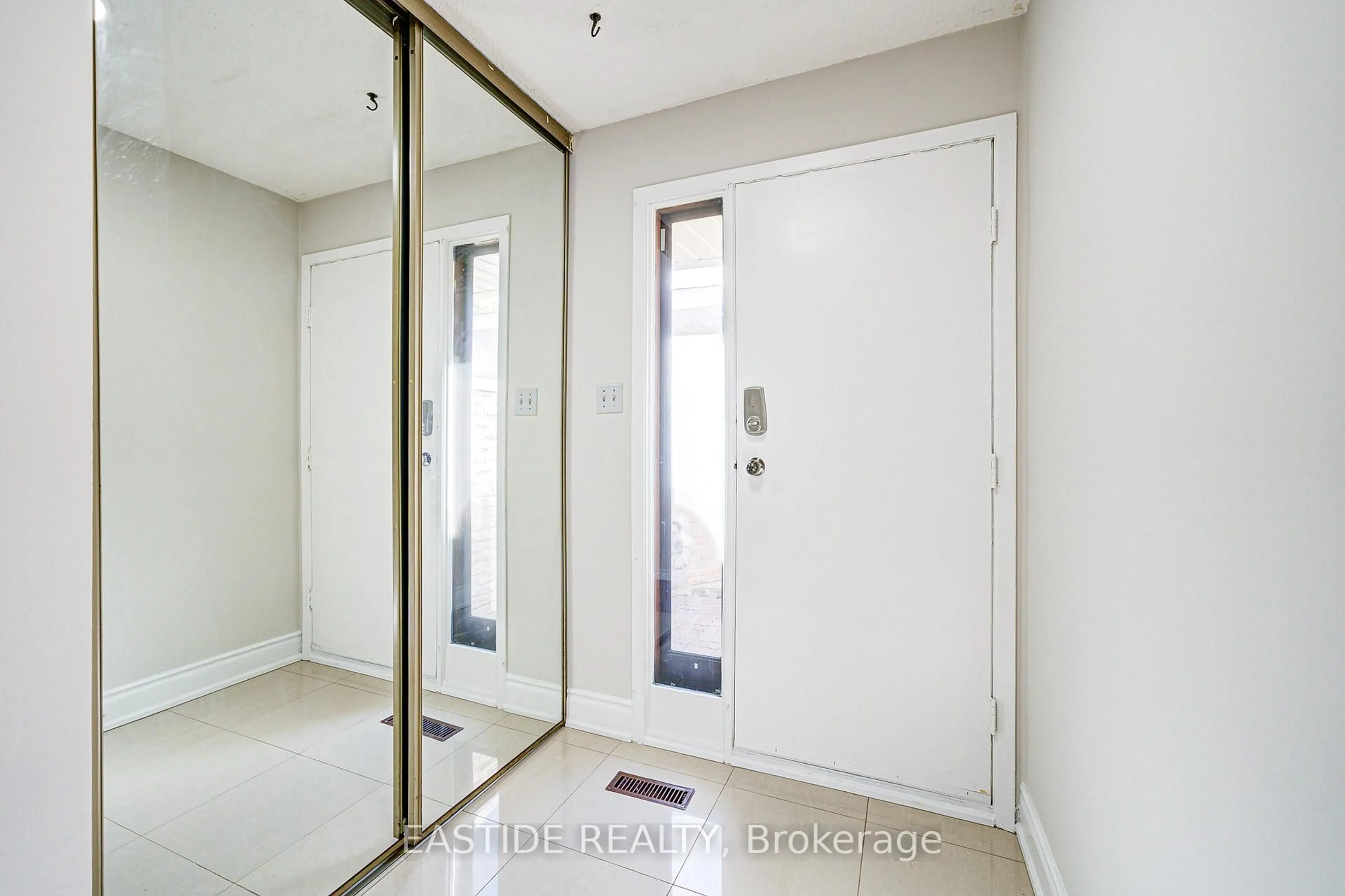 Indoor entryway for 55 Ambercroft Blvd, Toronto Ontario M1W 2Z6