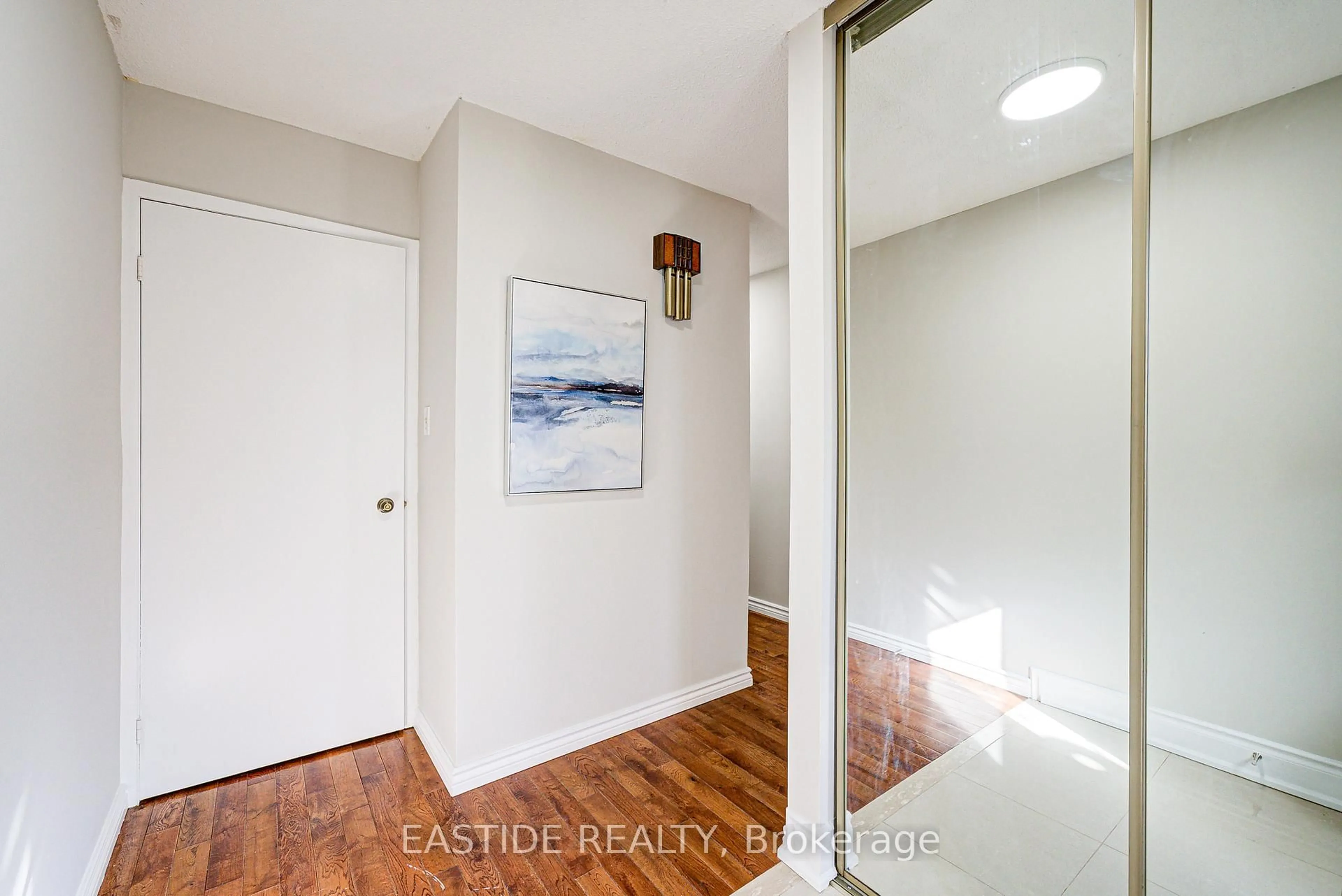Indoor entryway for 55 Ambercroft Blvd, Toronto Ontario M1W 2Z6