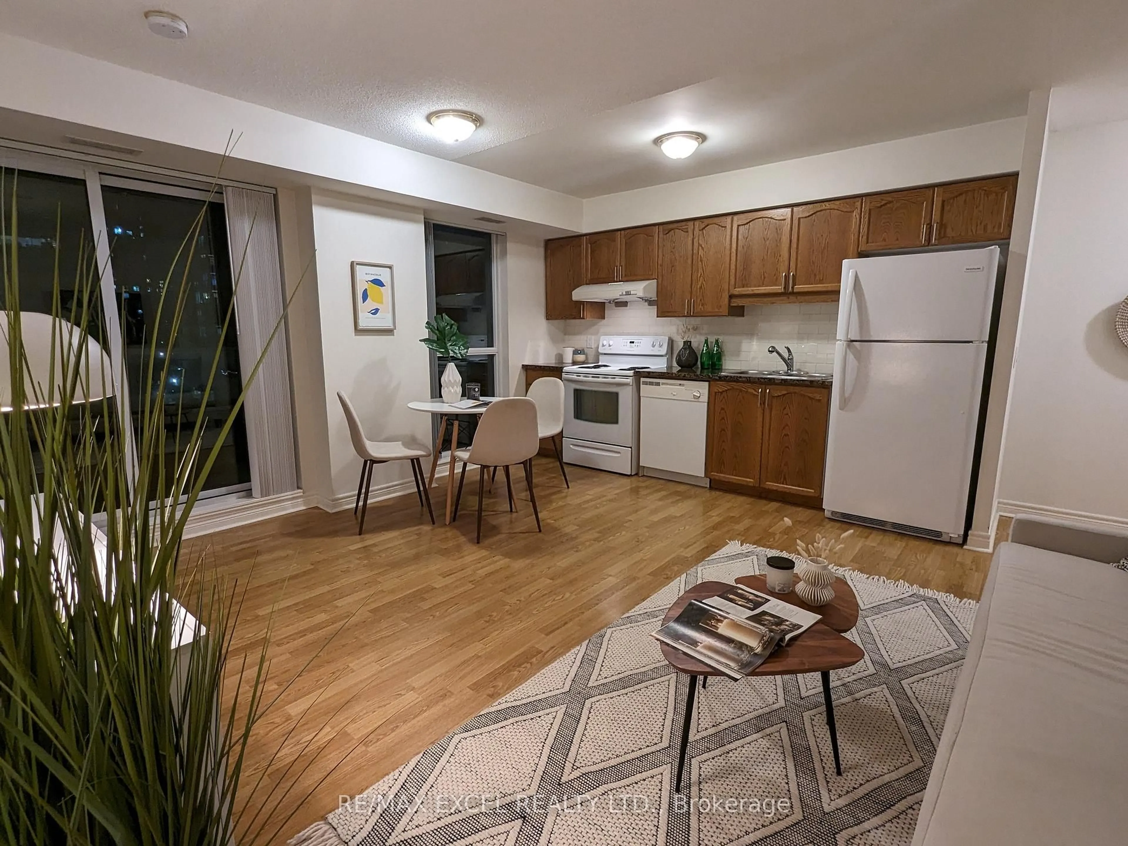 Open concept kitchen, wood/laminate floor for 60 Town Centre Crt #403, Toronto Ontario M1P 0B1