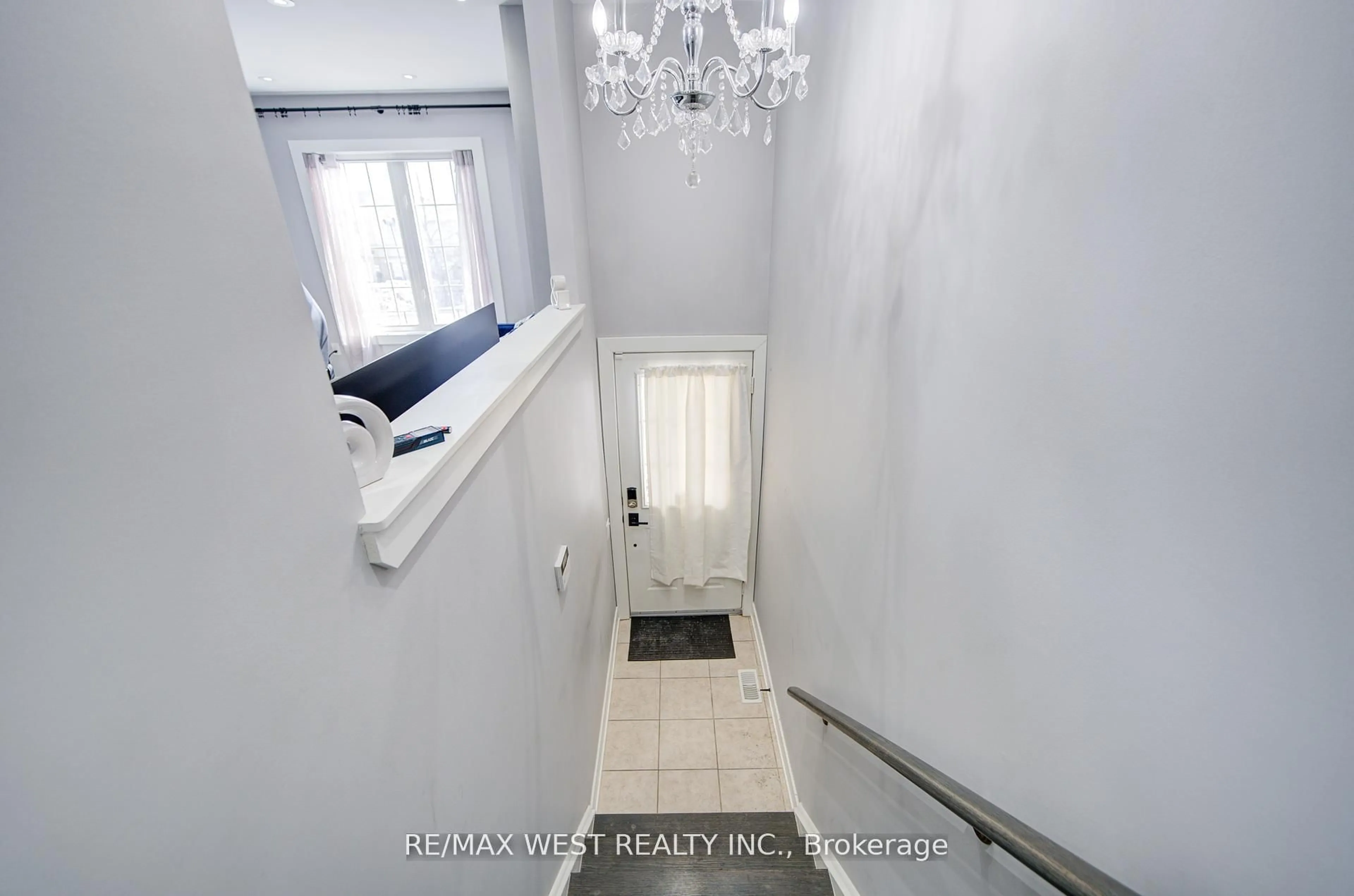 Indoor entryway for 735 Sheppard Ave #65, Pickering Ontario L1V 7K5