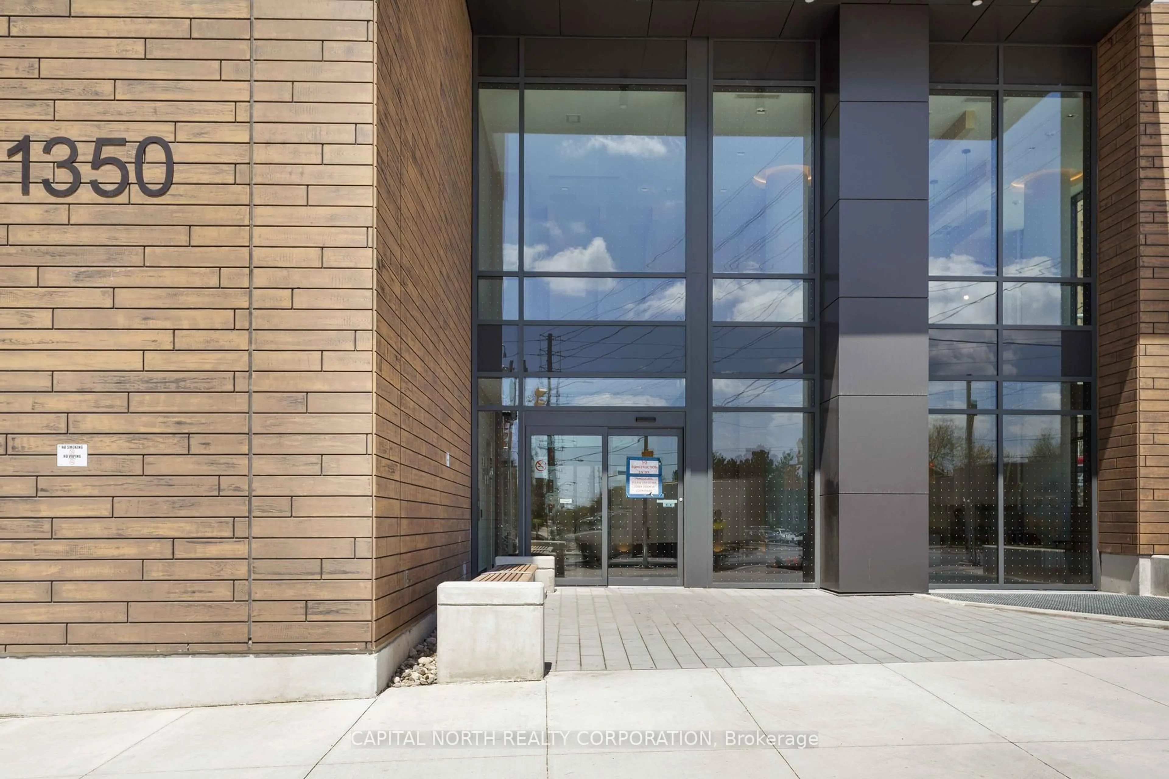Indoor foyer for 1350 Ellesmere Rd #527, Toronto Ontario M1P 0G6