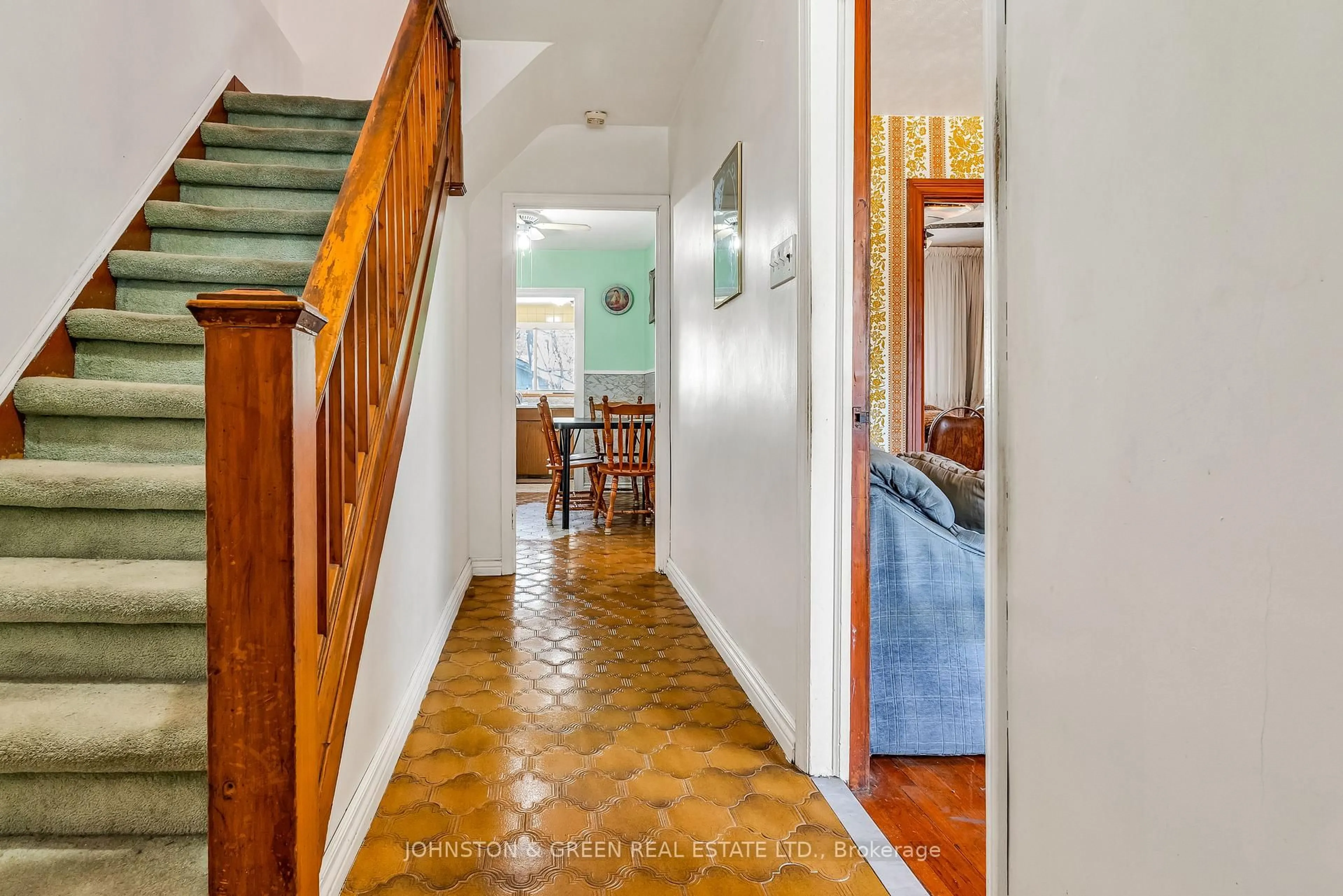 Indoor foyer for 416 Mortimer Ave, Toronto Ontario M4J 2E9