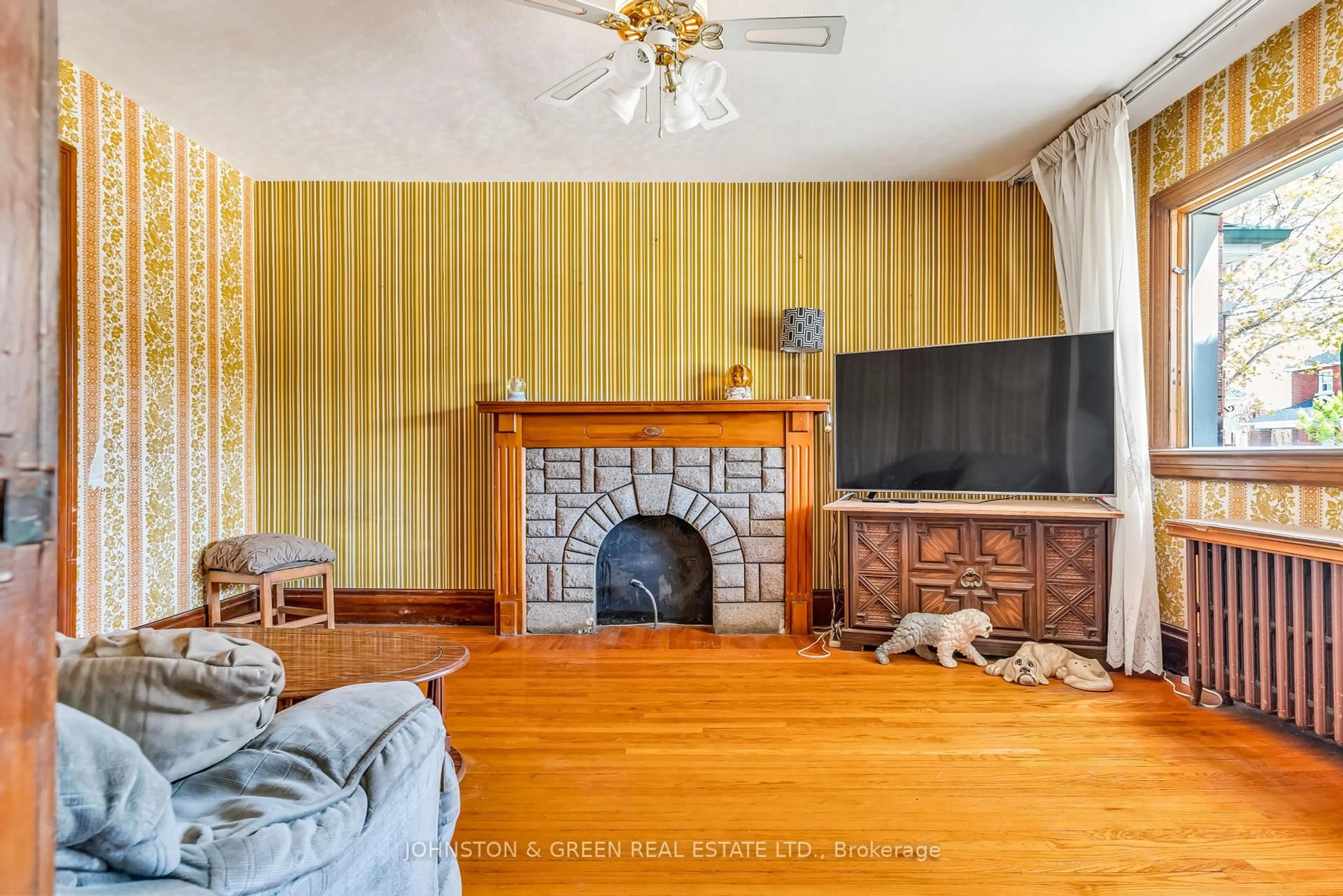 Living room with furniture, unknown for 416 Mortimer Ave, Toronto Ontario M4J 2E9