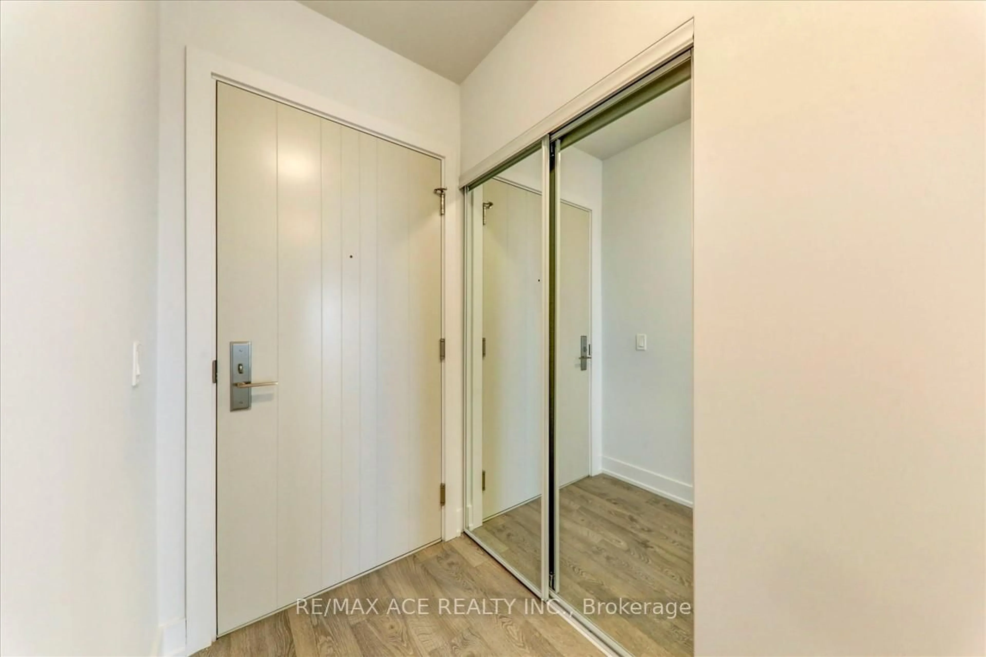 Indoor entryway for 2550 Simcoe St #2208, Oshawa Ontario L1L 0R5