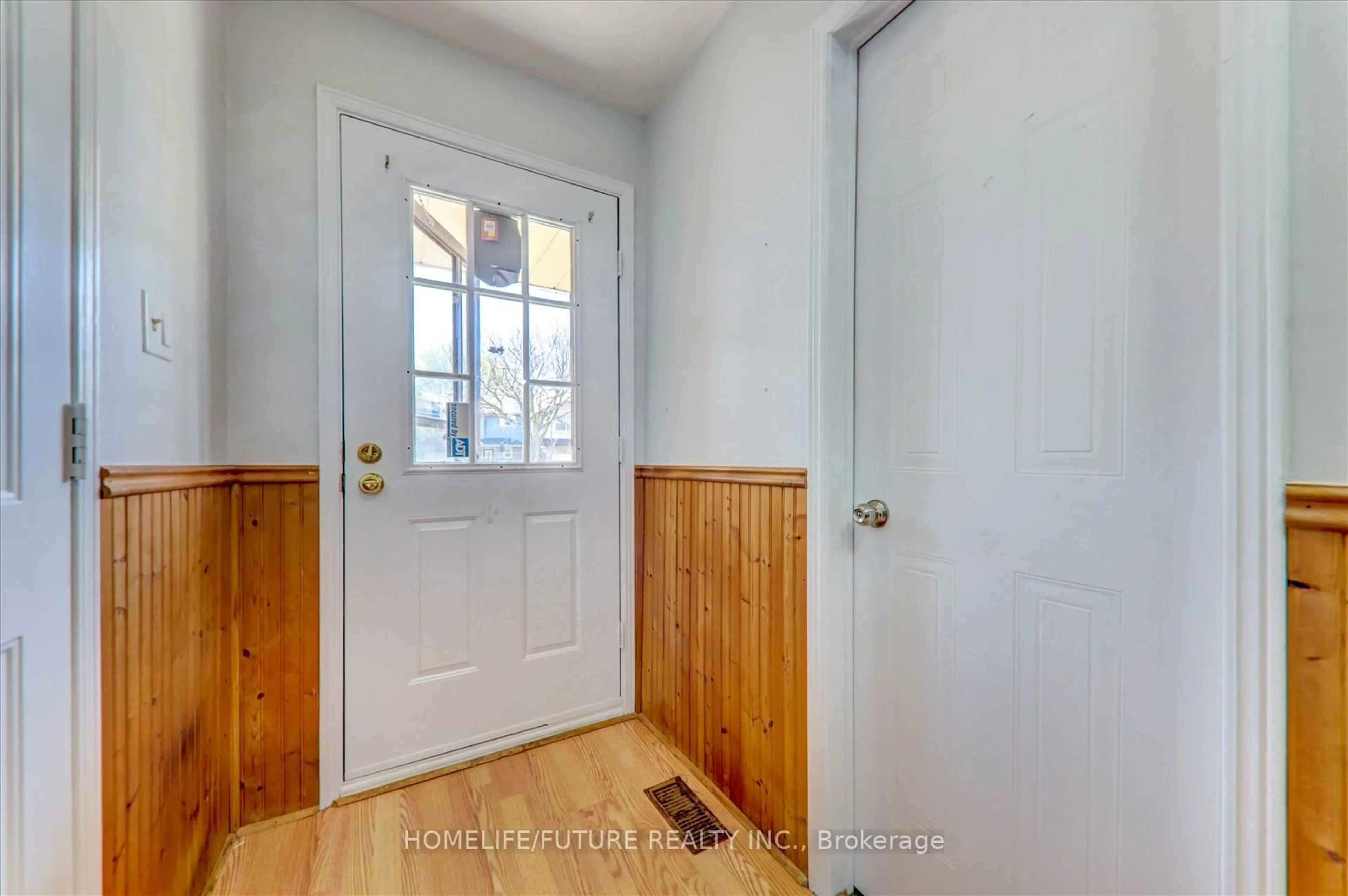 Indoor entryway for 1568 Norwill Cres, Oshawa Ontario L1G 7V4