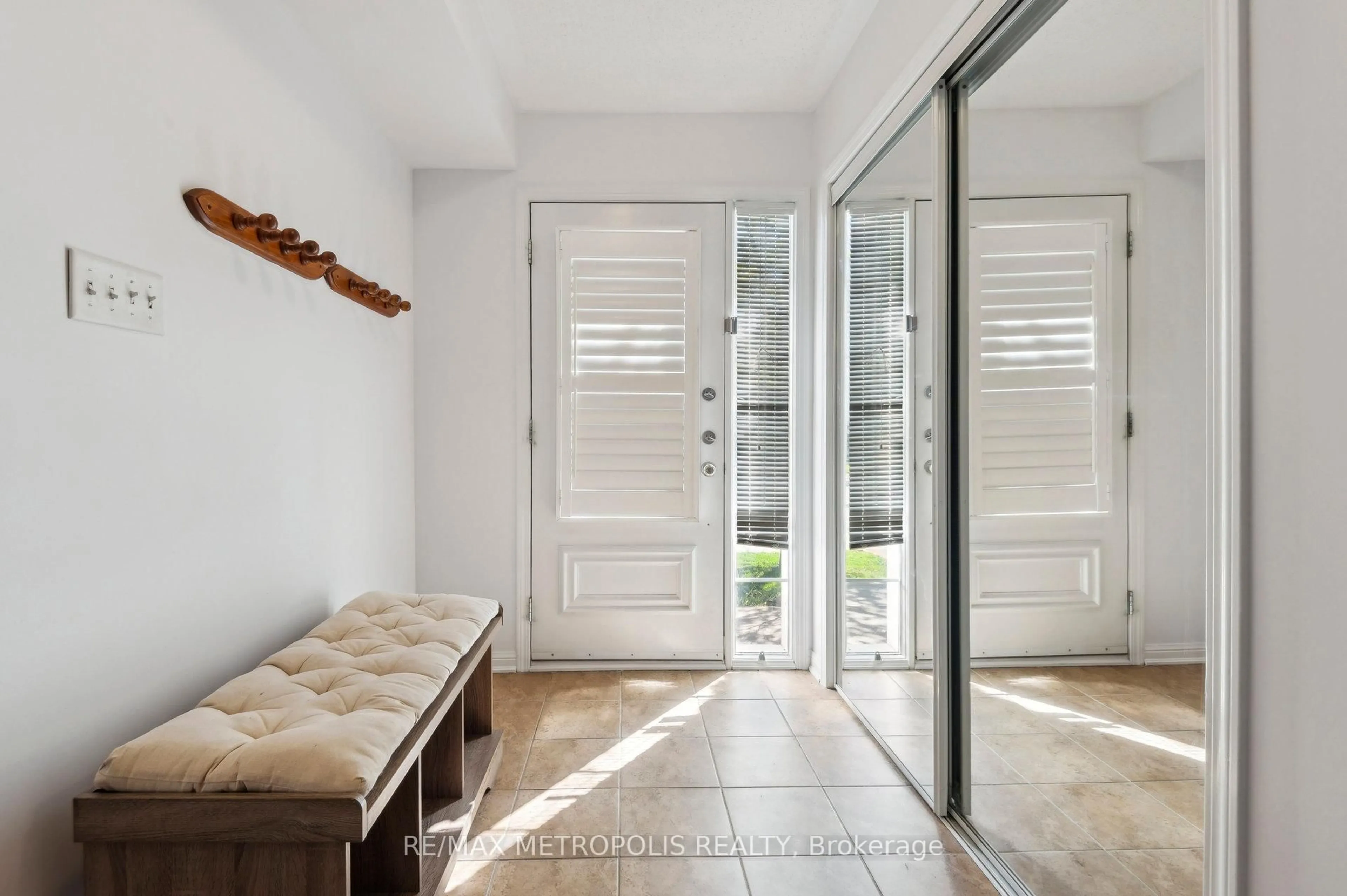 Indoor entryway for 54 Howe Ave, Toronto Ontario M1L 0C5