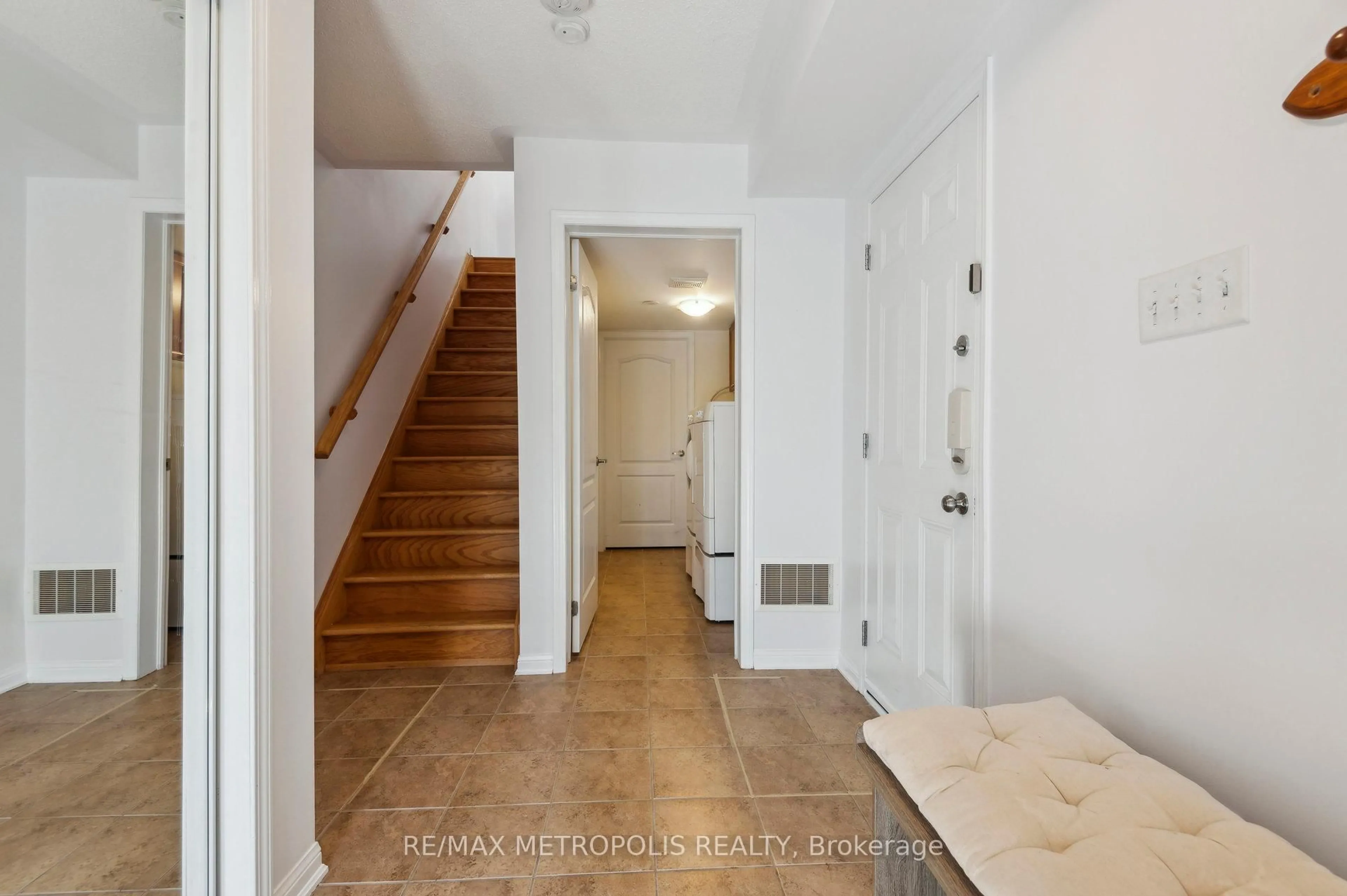 Indoor entryway for 54 Howe Ave, Toronto Ontario M1L 0C5