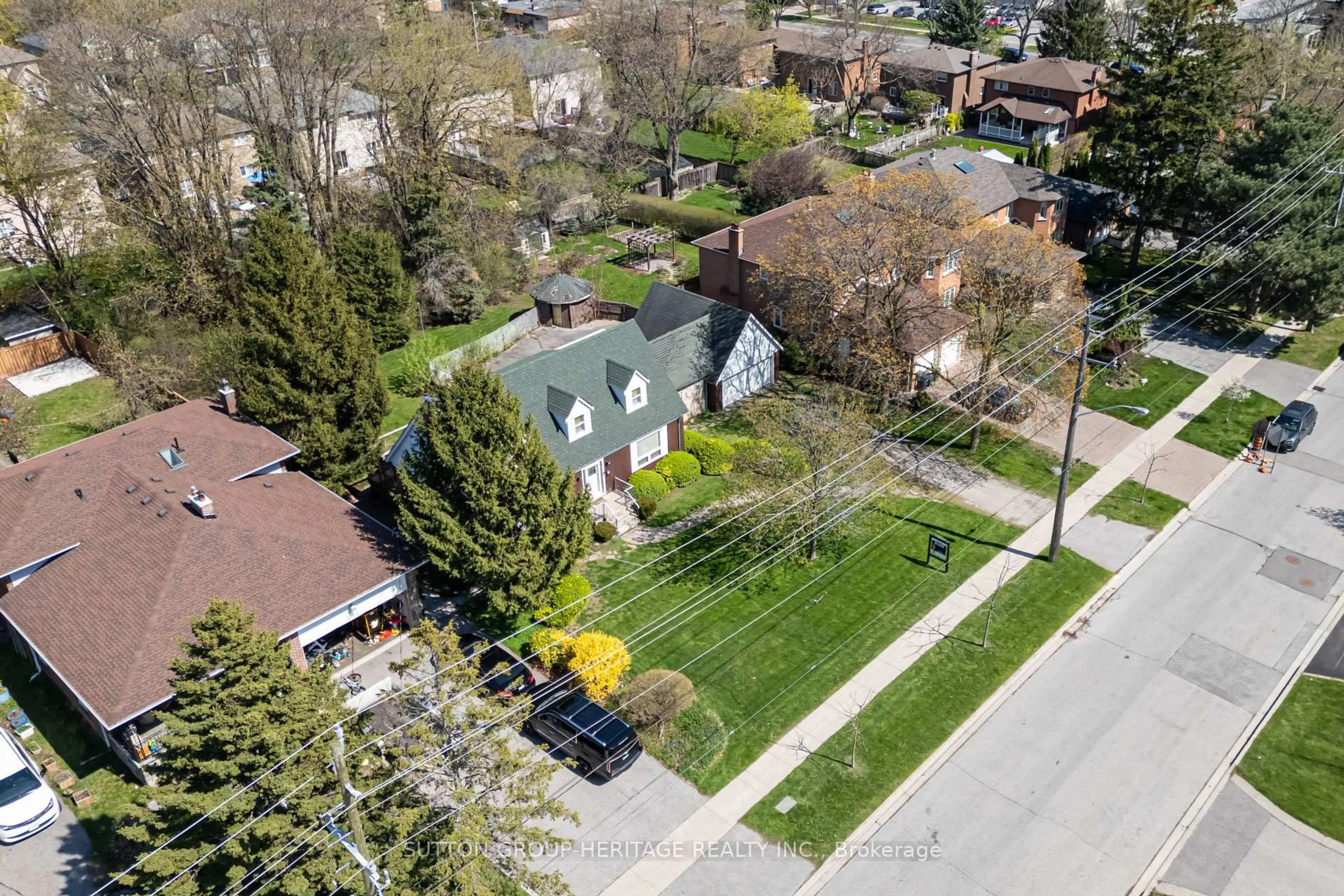 A pic from outside/outdoor area/front of a property/back of a property/a pic from drone, street for 319 Centennial Rd, Toronto Ontario M1C 2A4