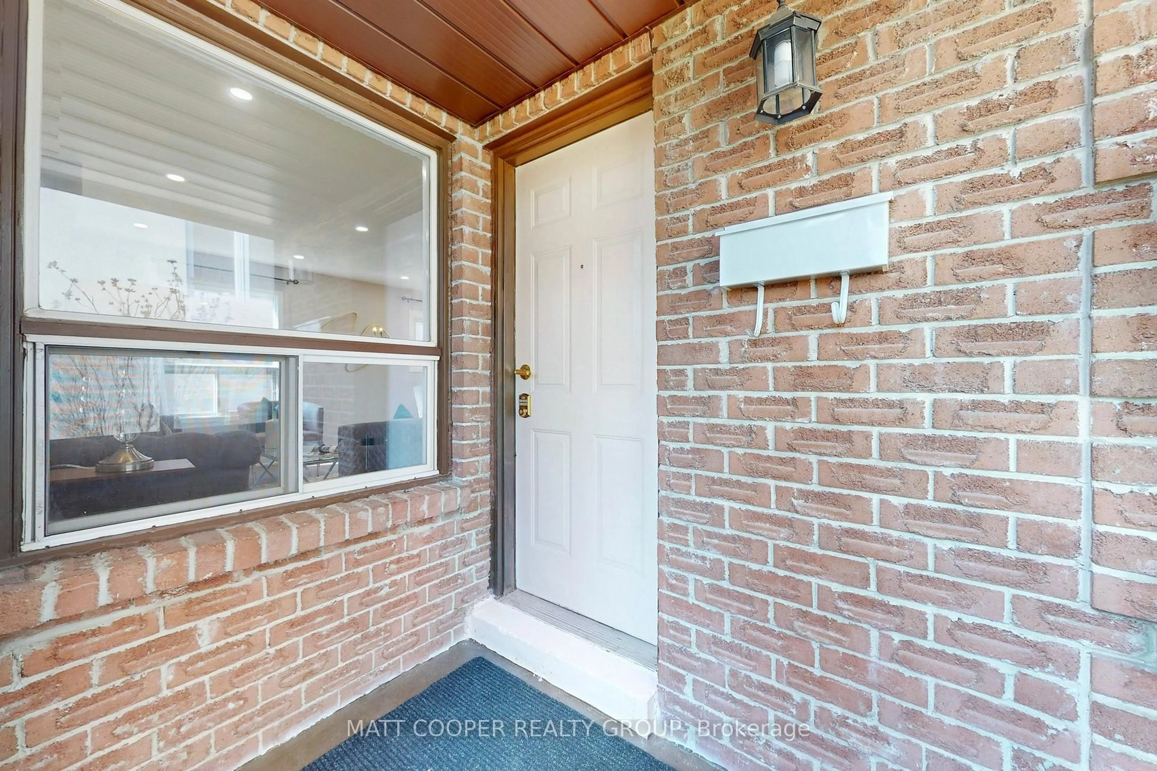 Indoor entryway for 1561 Marshcourt Dr, Pickering Ontario L1V 6G2