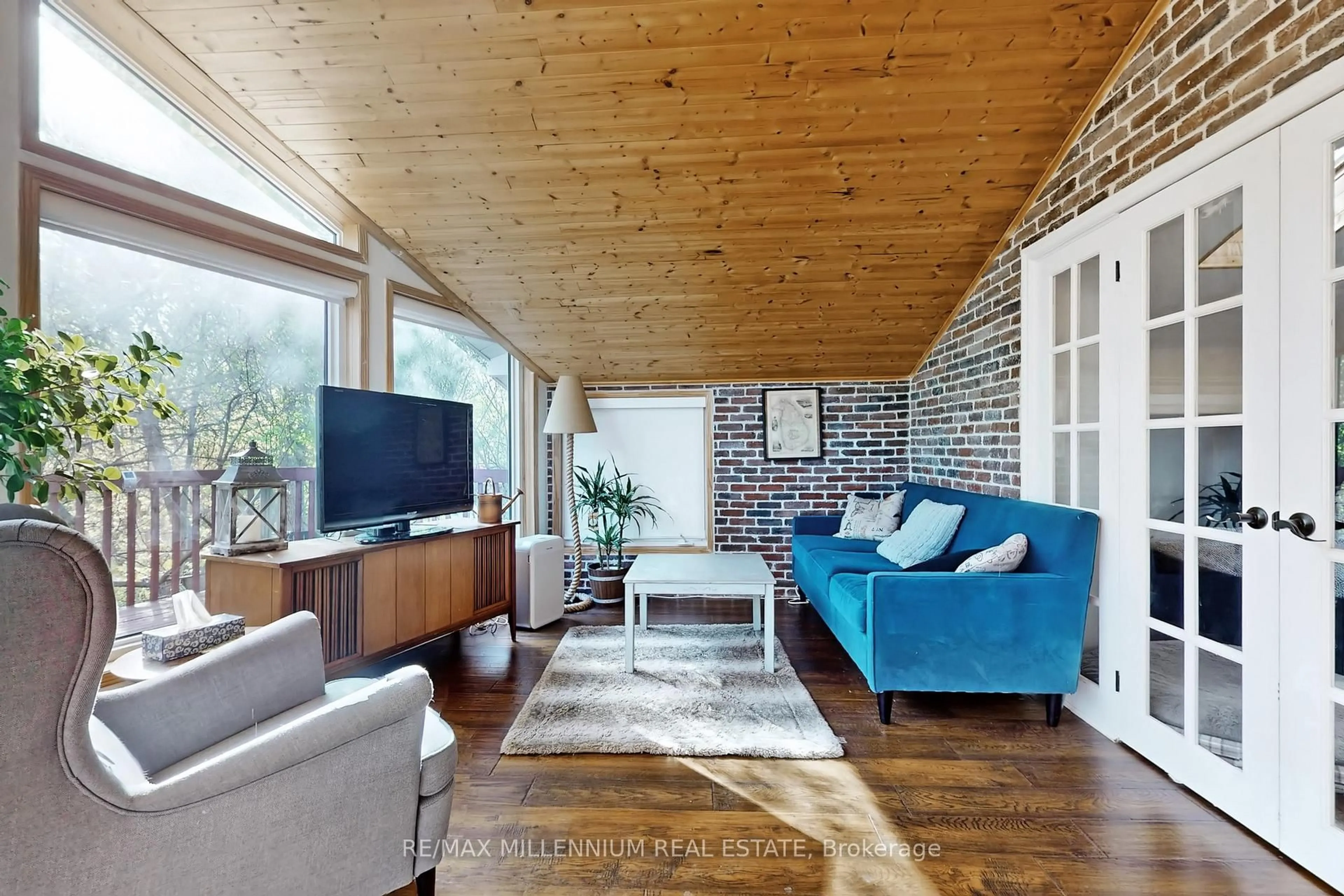 Living room with furniture, wood/laminate floor for 38 Northfield Rd, Toronto Ontario M1G 2H4