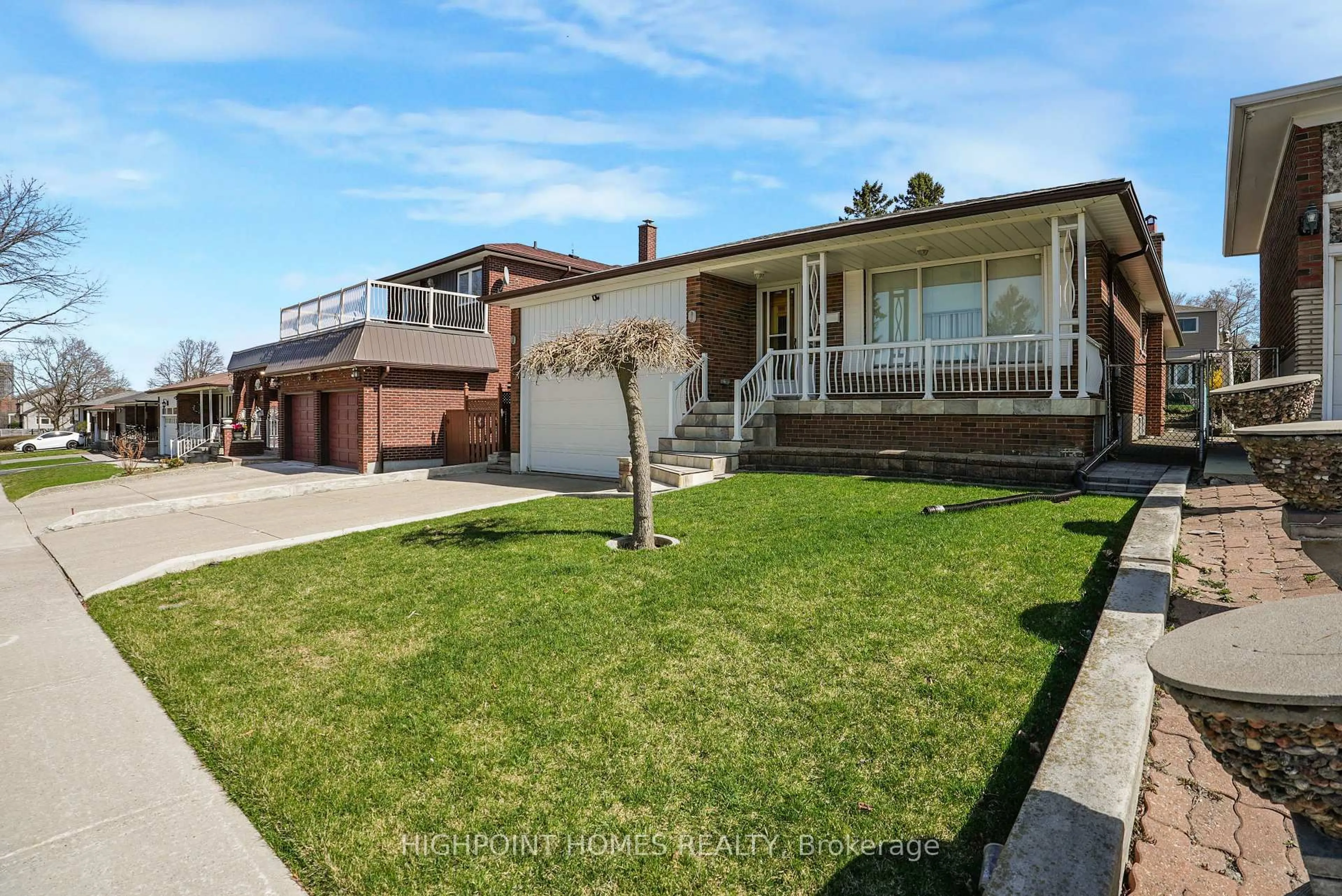 A pic from outside/outdoor area/front of a property/back of a property/a pic from drone, street for 31 Scarden Ave, Toronto Ontario M1T 1V8