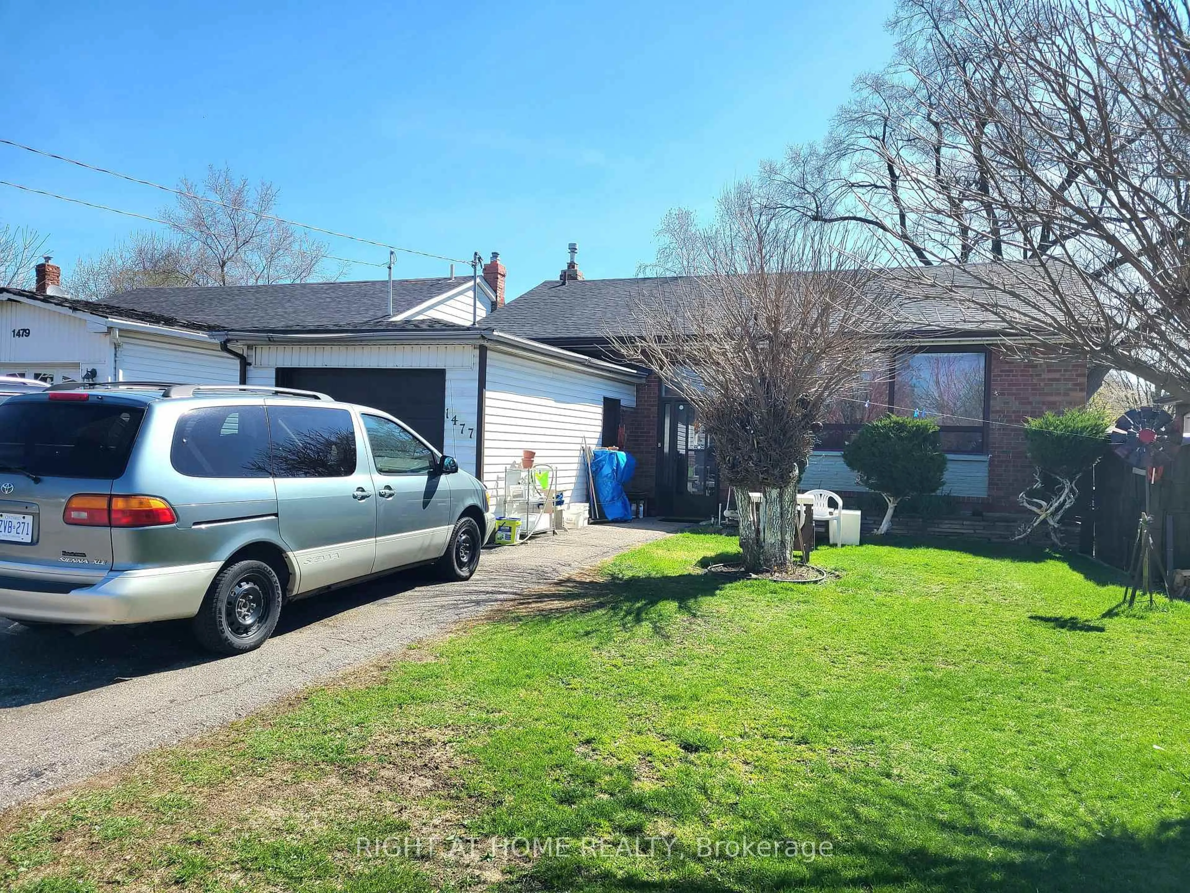 A pic from outside/outdoor area/front of a property/back of a property/a pic from drone, street for 1477 Danforth Rd, Toronto Ontario M1J 1H5