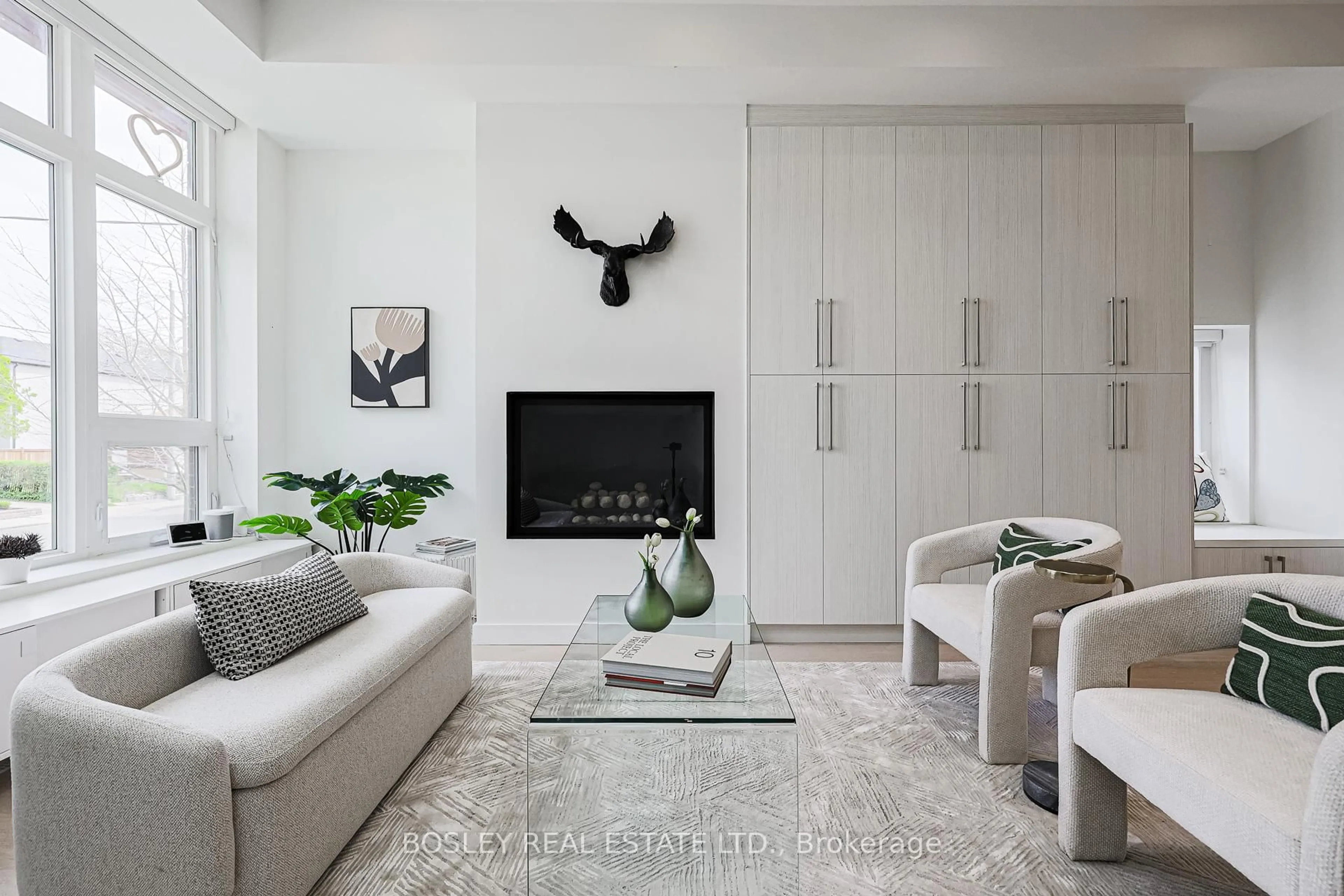 Living room with furniture, unknown for 38 Roblin Ave, Toronto Ontario M4C 3R1