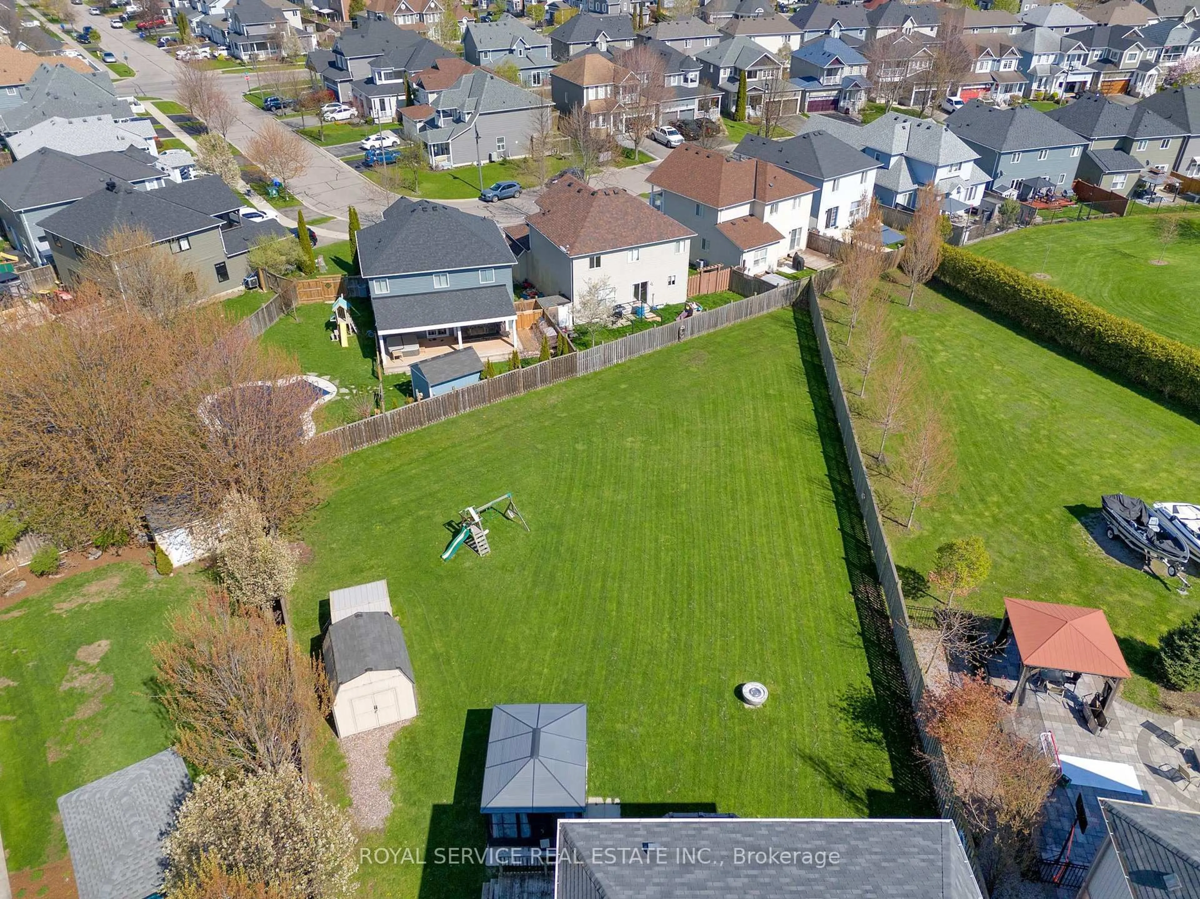 A pic from outside/outdoor area/front of a property/back of a property/a pic from drone, street for 35 Alldread Cres, Clarington Ontario L1B 0C2