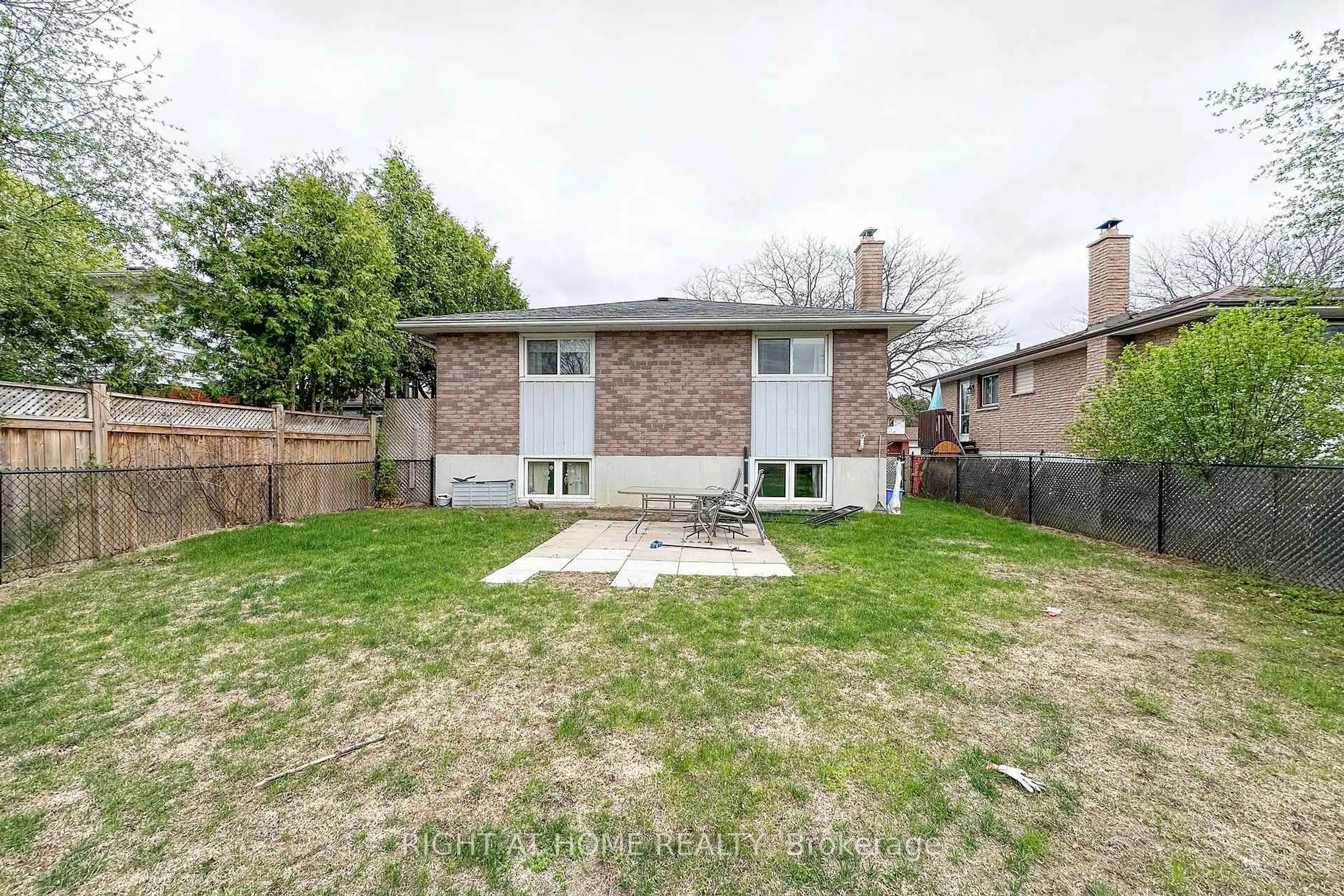 A pic from outside/outdoor area/front of a property/back of a property/a pic from drone, street for 344 Kensington Cres, Oshawa Ontario L1G 7S5