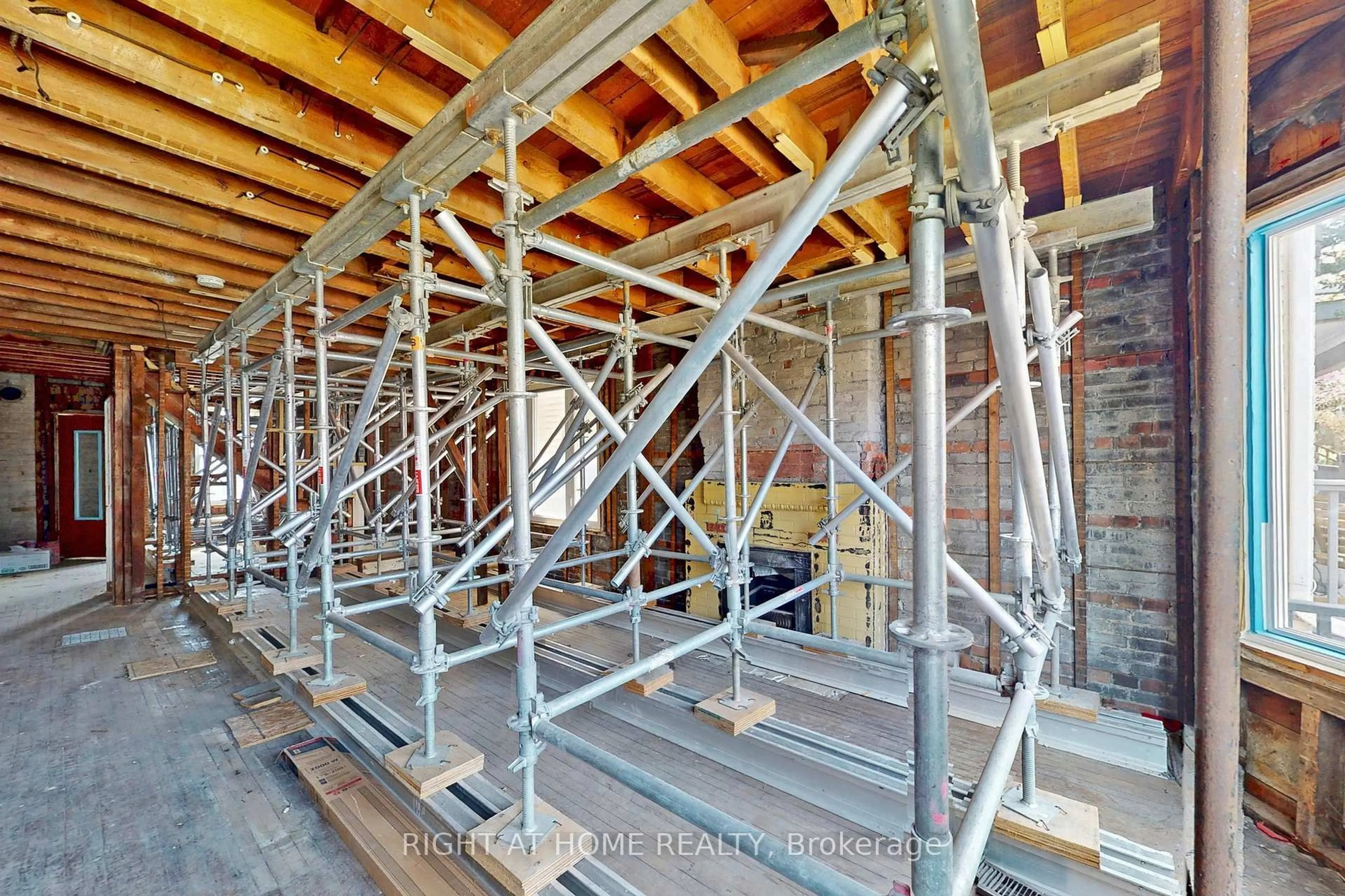 Indoor foyer for 207 Victor Ave, Toronto Ontario M4K 1B3