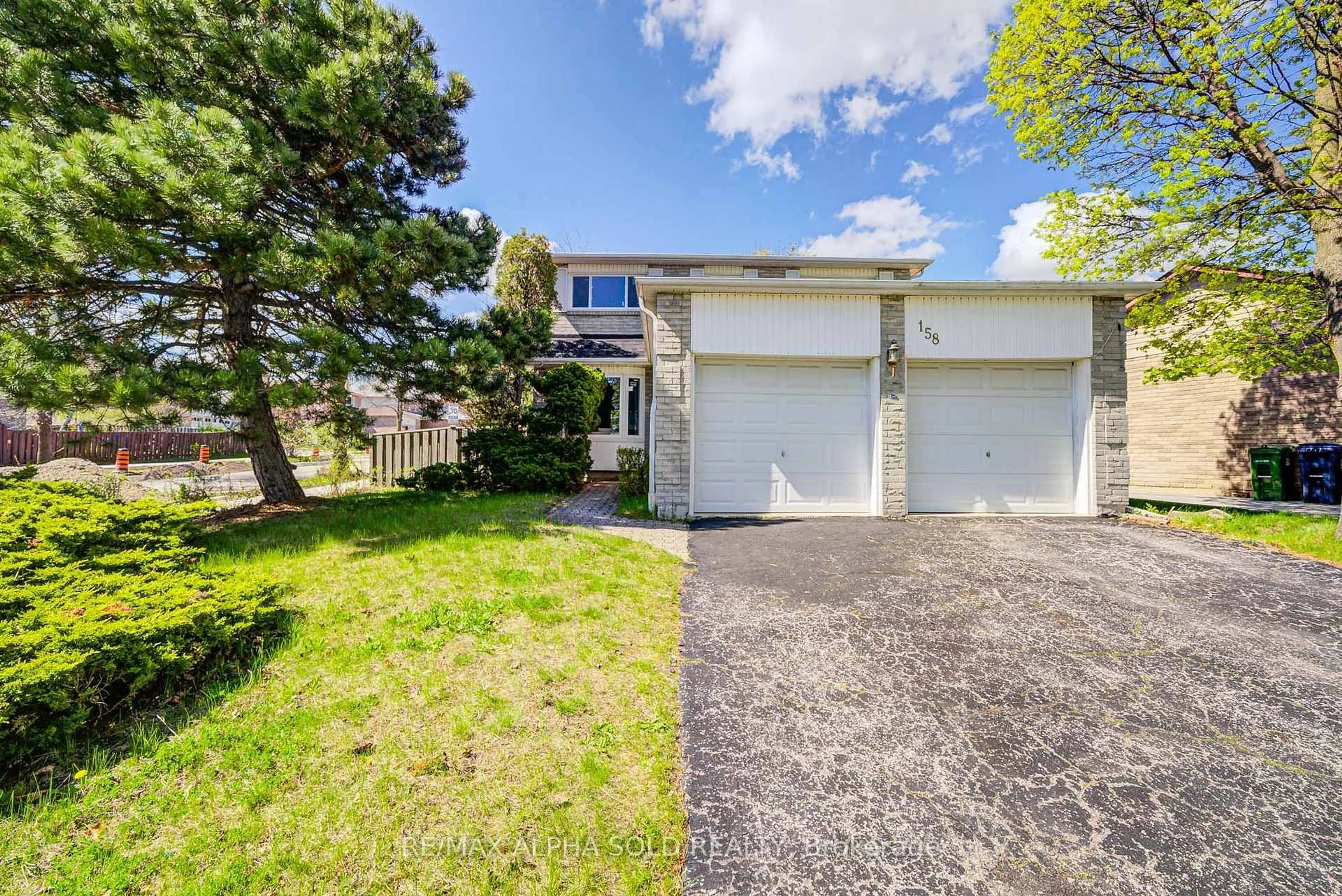 A pic from outside/outdoor area/front of a property/back of a property/a pic from drone, street for 158 Ingleton Blvd, Toronto Ontario M1V 1Z8