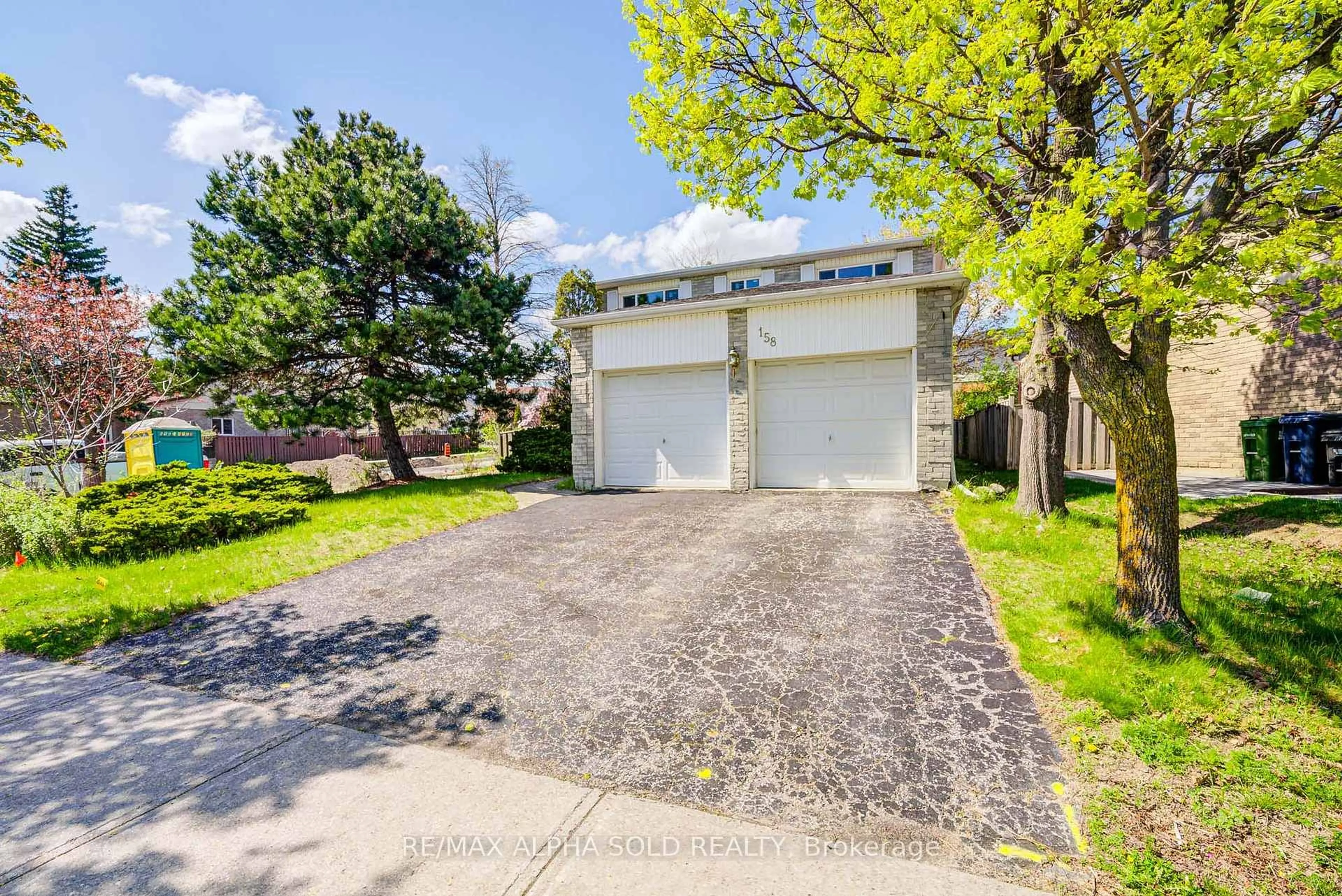 A pic from outside/outdoor area/front of a property/back of a property/a pic from drone, street for 158 Ingleton Blvd, Toronto Ontario M1V 1Z8