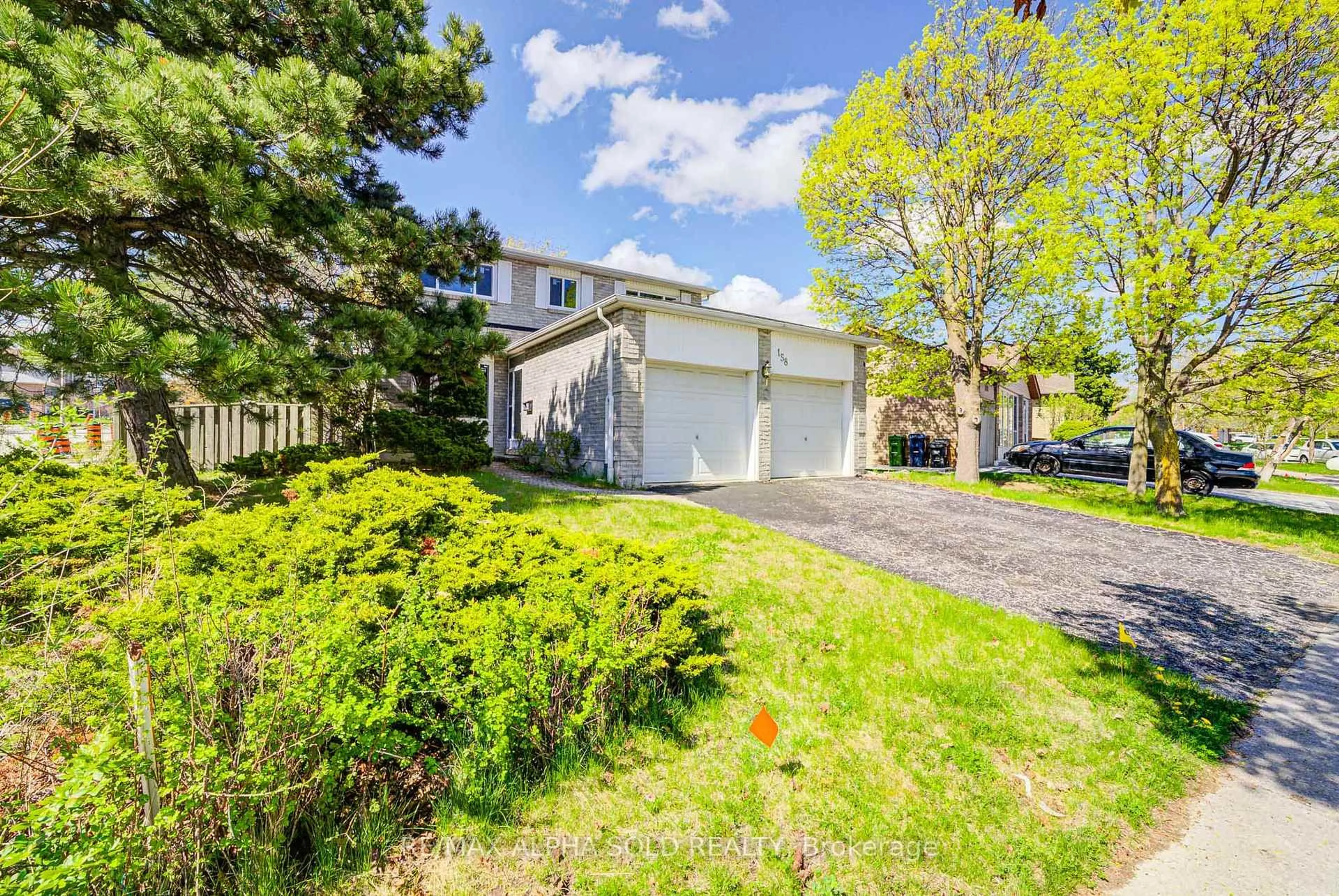 A pic from outside/outdoor area/front of a property/back of a property/a pic from drone, street for 158 Ingleton Blvd, Toronto Ontario M1V 1Z8