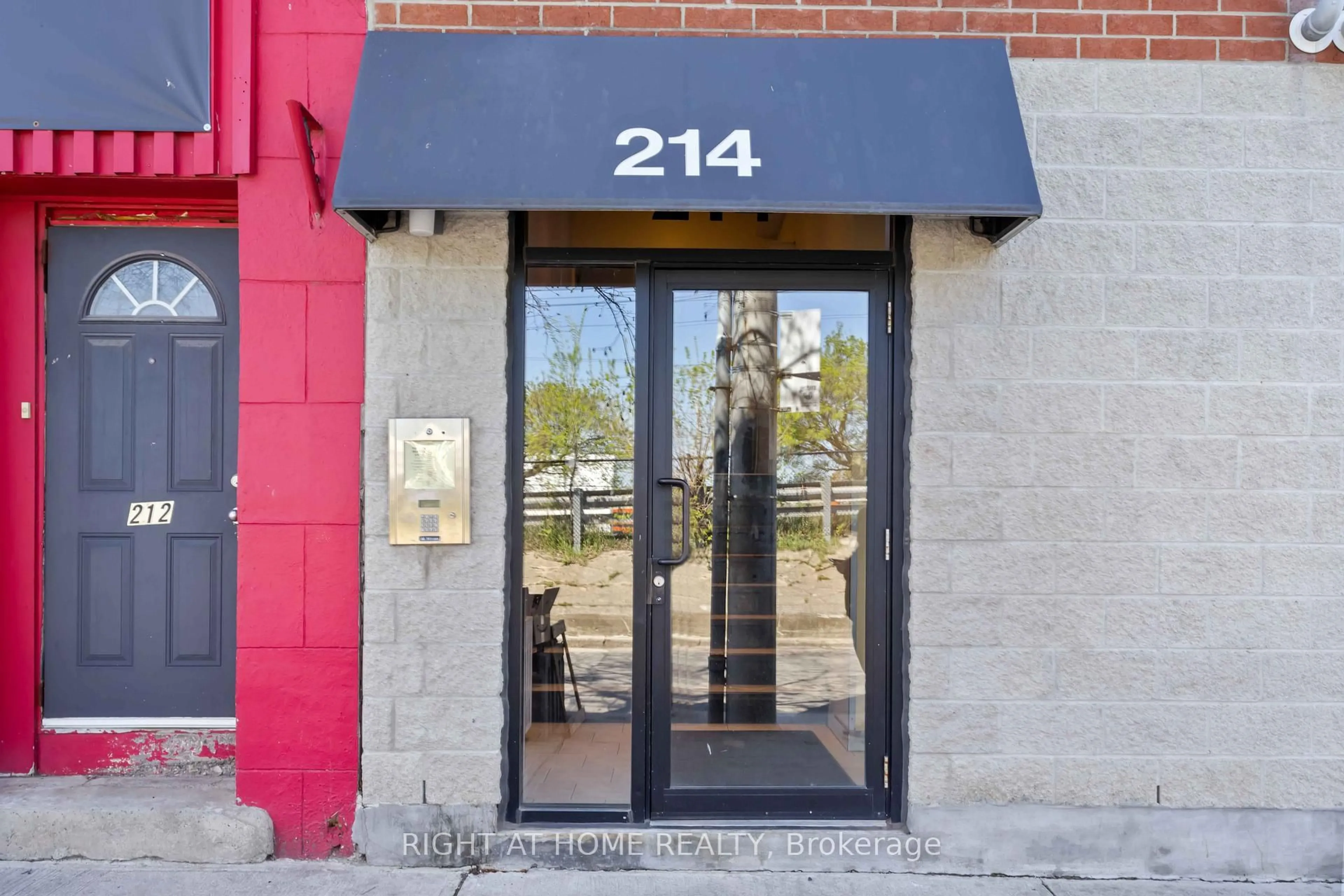 Indoor foyer for 214 Main St #202, Toronto Ontario M4E 2W1