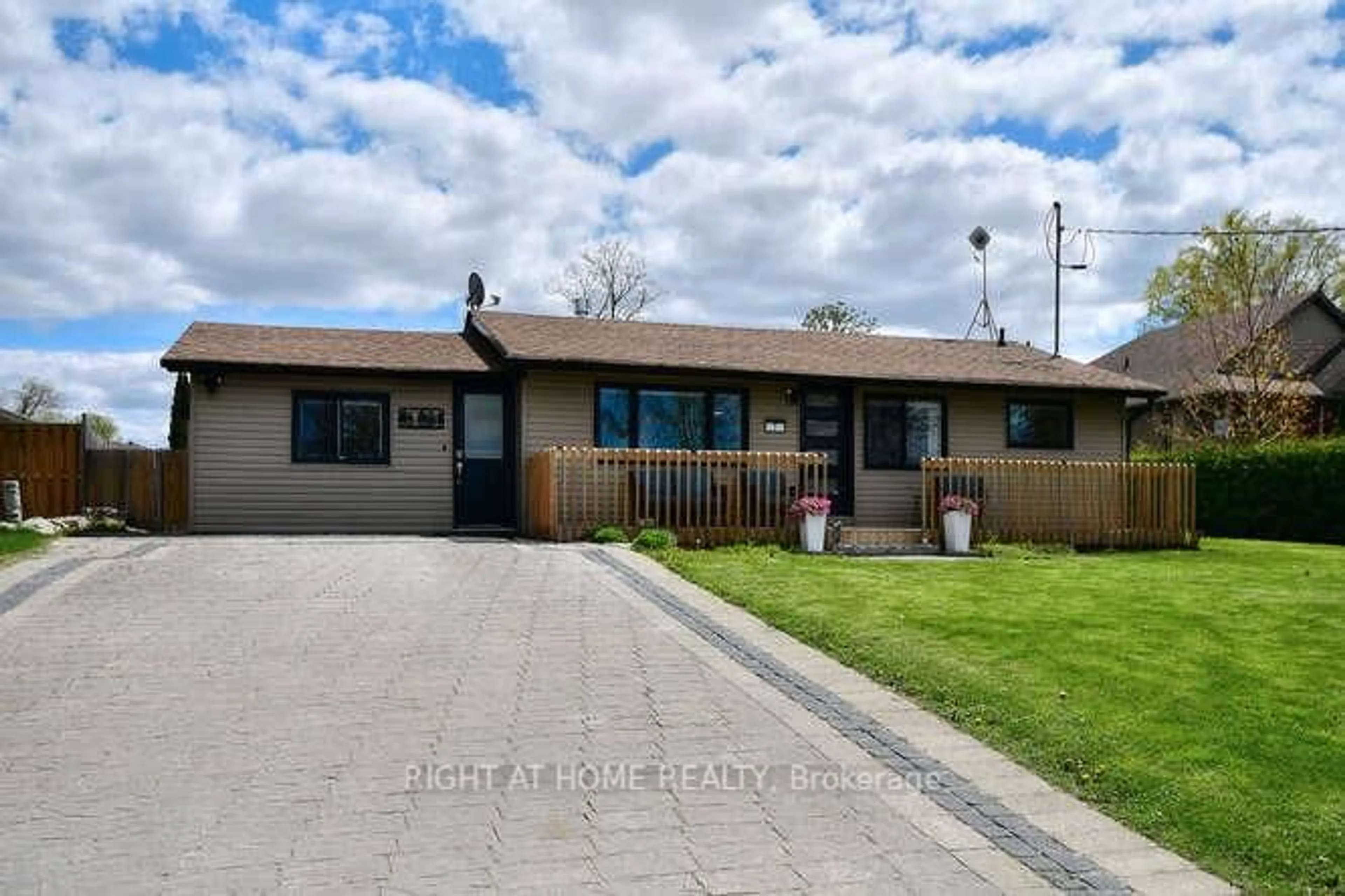 Home with vinyl exterior material, street for 7 Bayview Cres, Scugog Ontario L0B 1E0