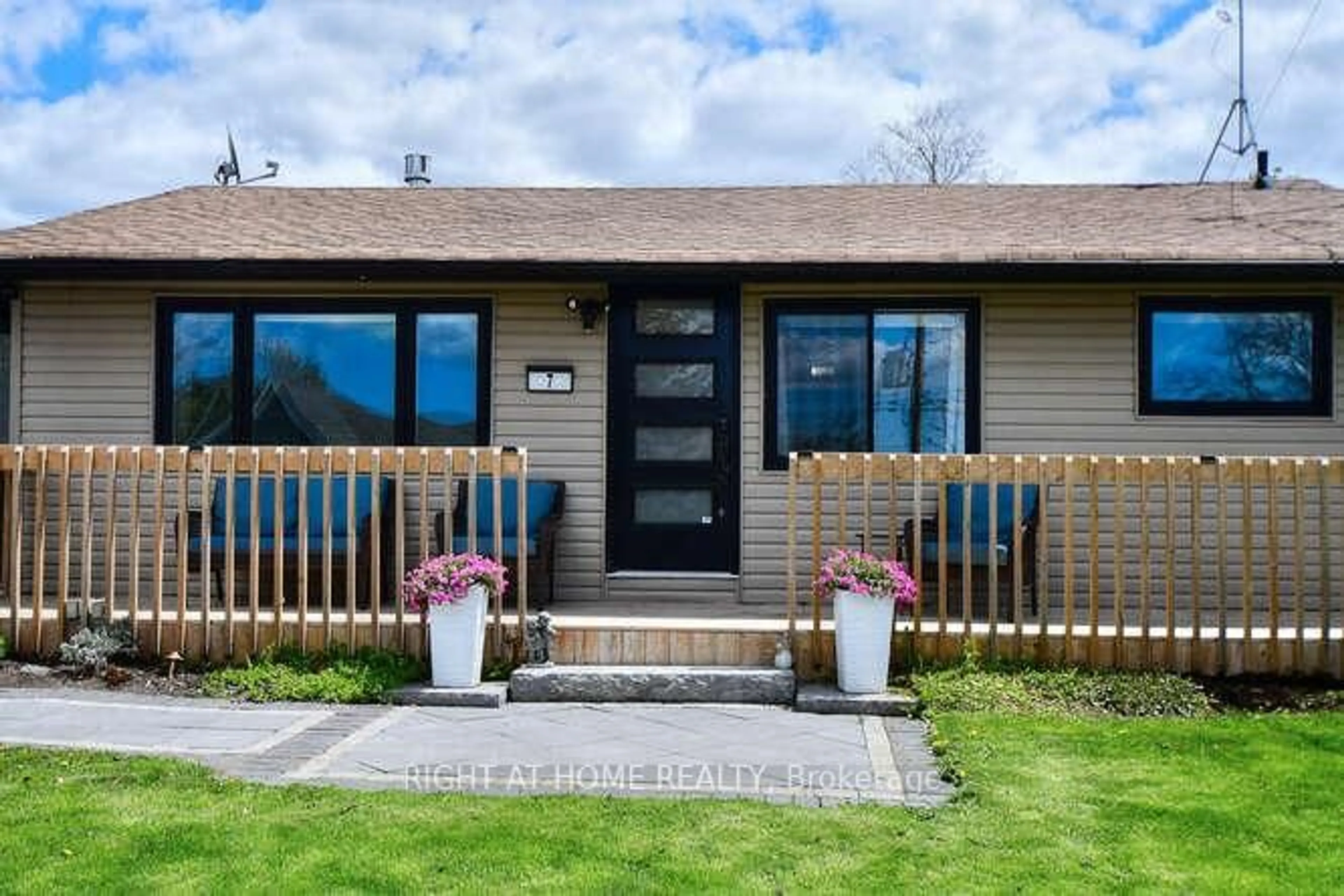 Home with vinyl exterior material, street for 7 Bayview Cres, Scugog Ontario L0B 1E0