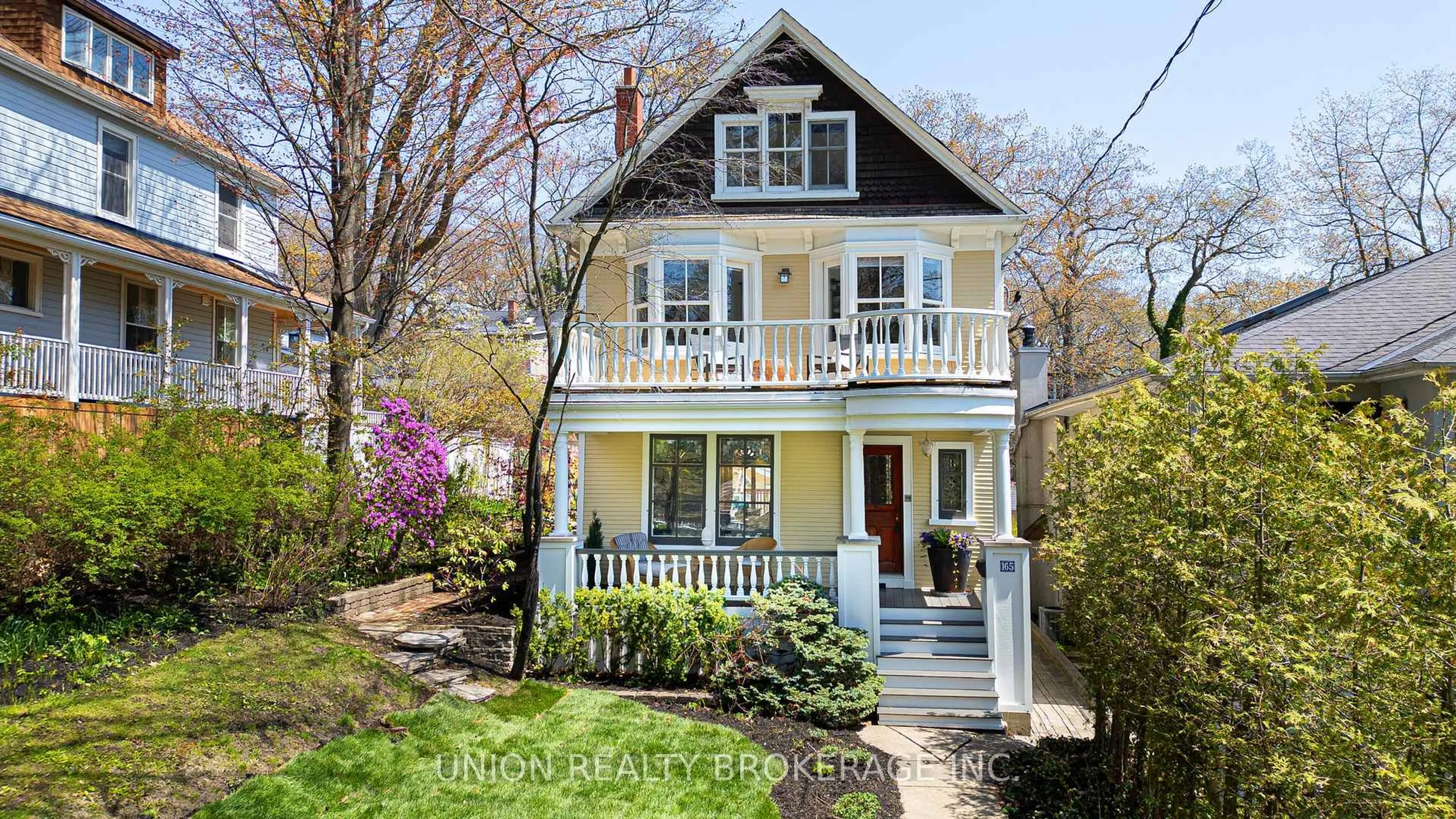 Home with vinyl exterior material, street for 165 Beech Ave, Toronto Ontario M4E 3H8