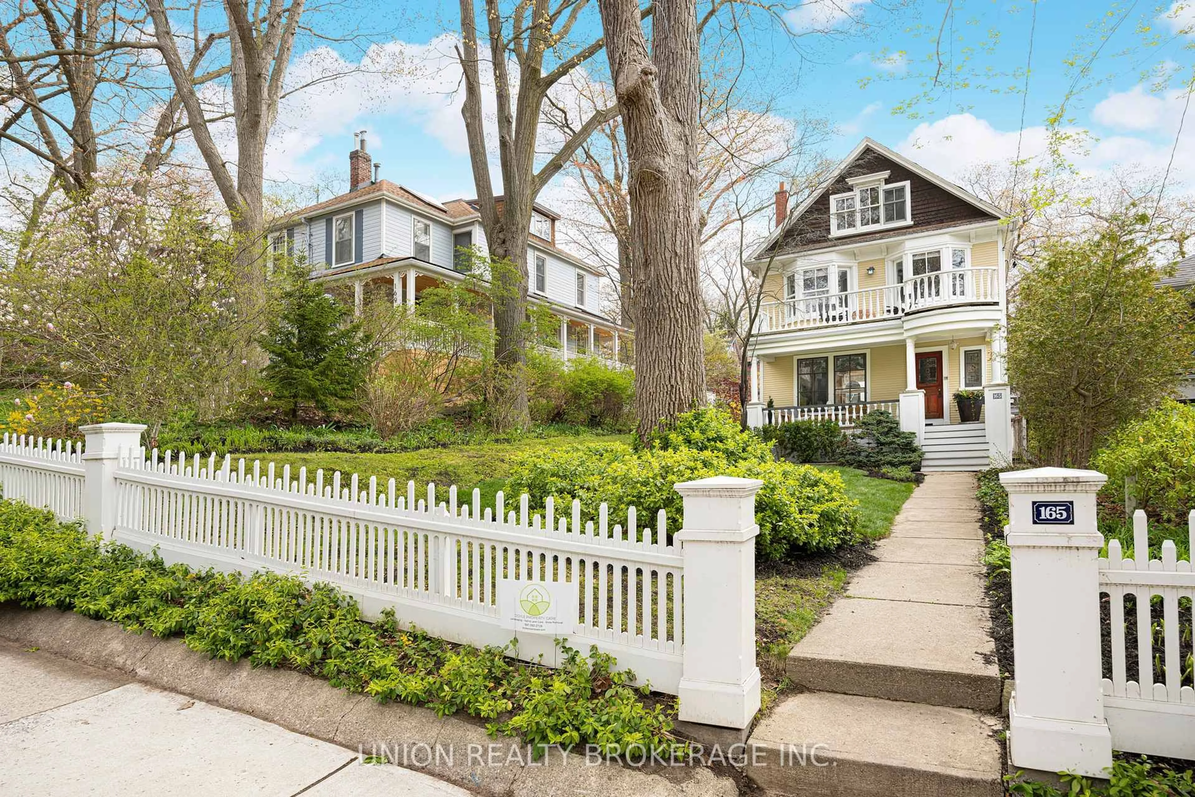 Patio, street for 165 Beech Ave, Toronto Ontario M4E 3H8
