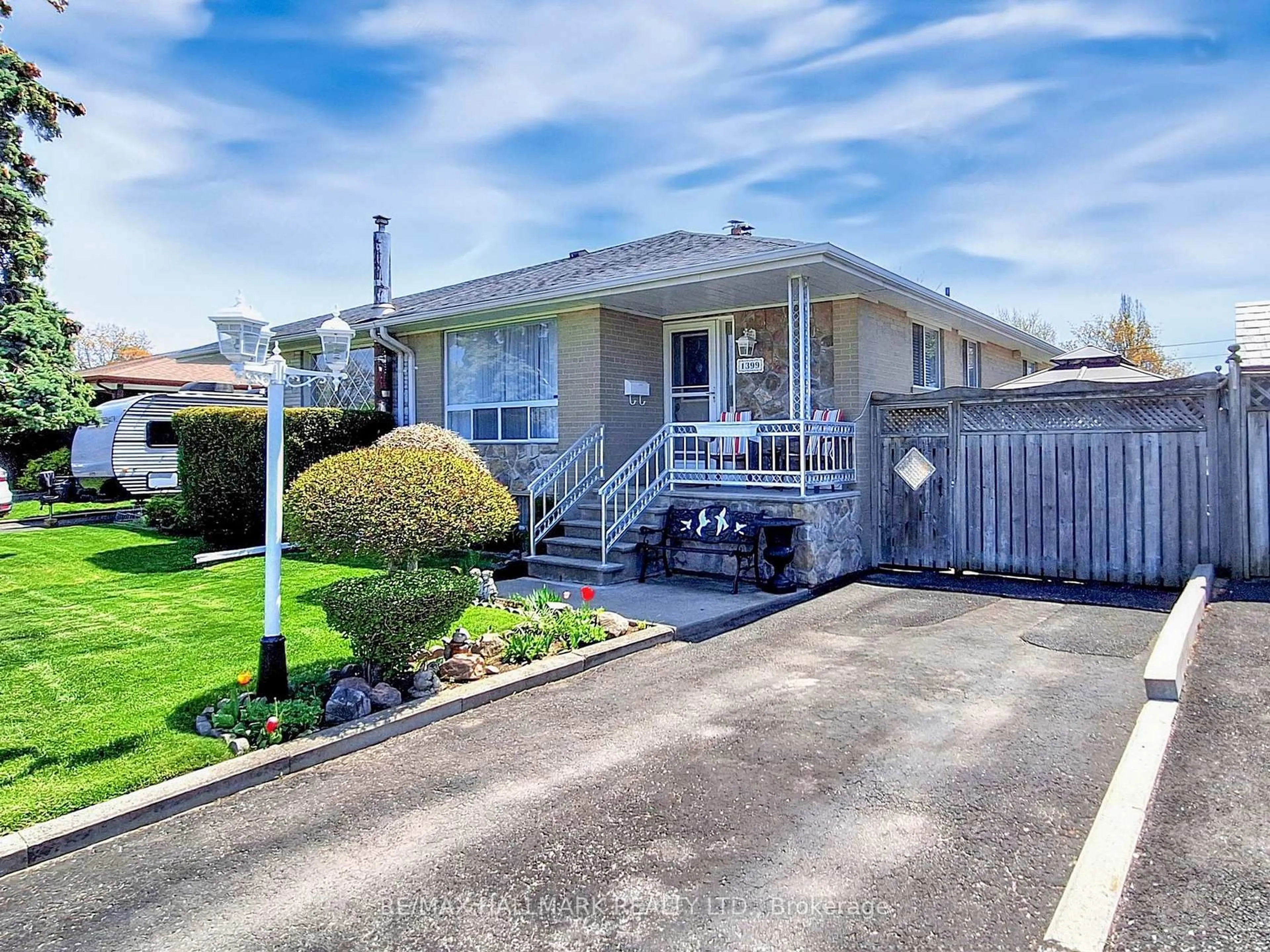 A pic from outside/outdoor area/front of a property/back of a property/a pic from drone, street for 1399 Garvolin Ave, Pickering Ontario L1W 1J7