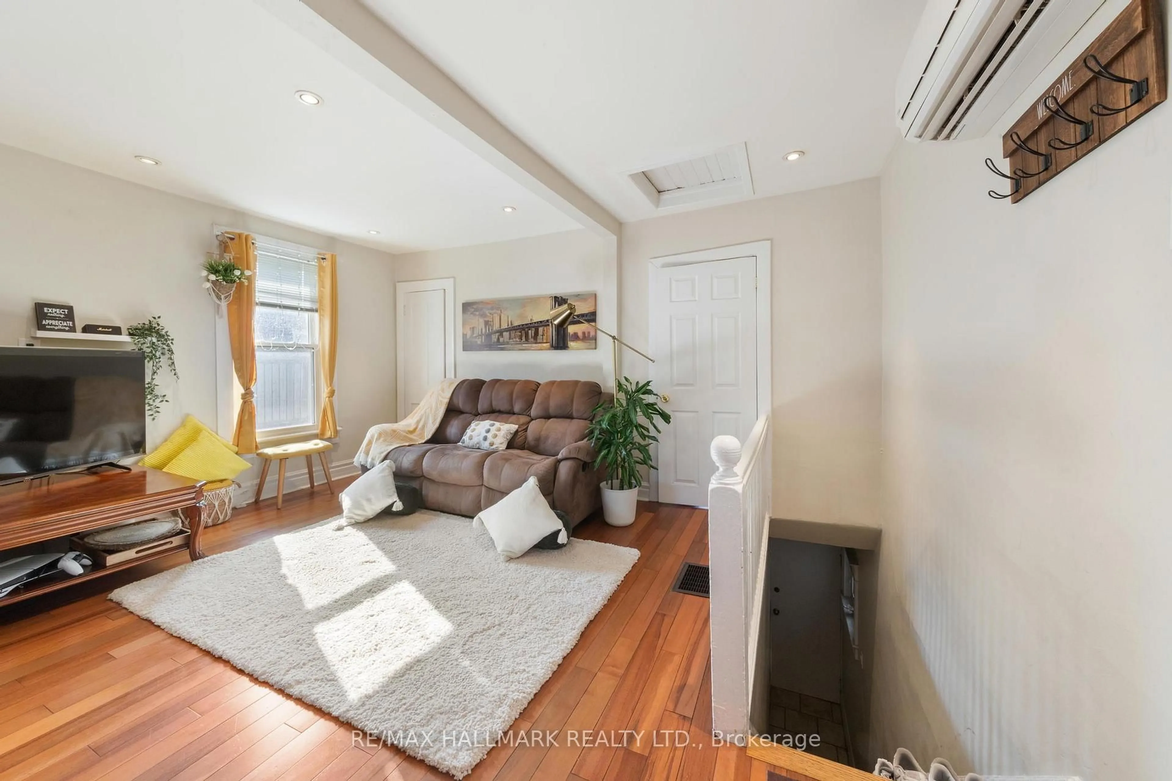 Living room with furniture, unknown for 25 Norwood Terr, Toronto Ontario M4E 2H2