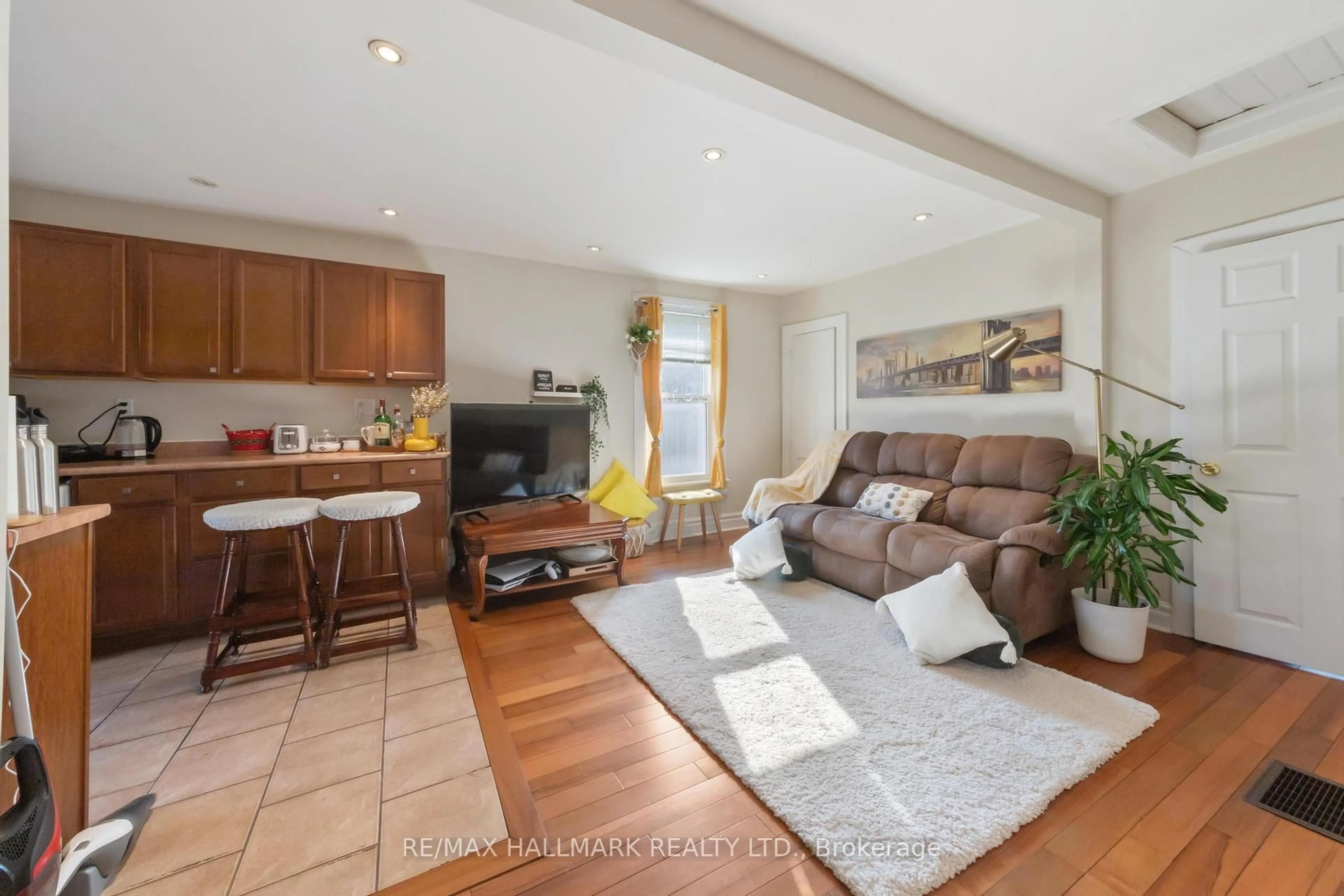 Living room with furniture, unknown for 25 Norwood Terr, Toronto Ontario M4E 2H2