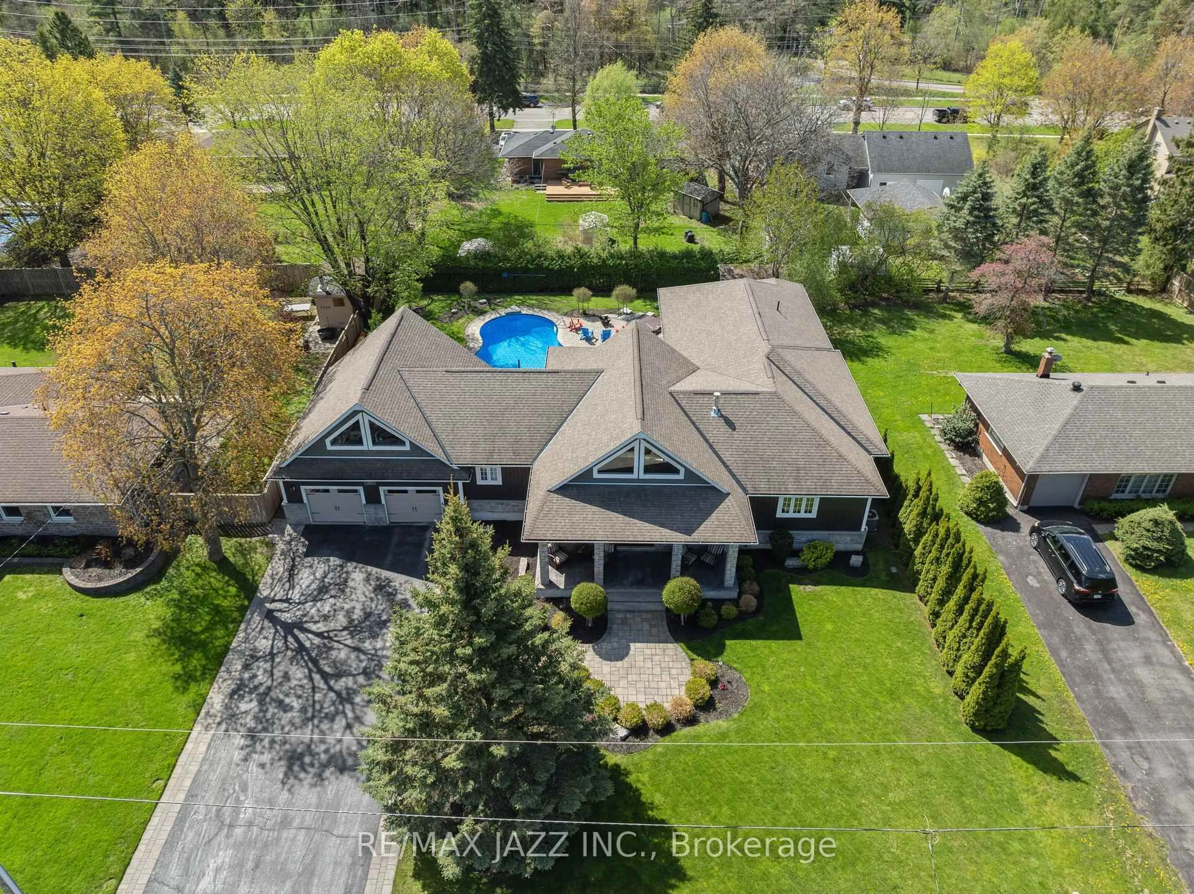 A pic from outside/outdoor area/front of a property/back of a property/a pic from drone, water/lake/river/ocean view for 325 Maine St, Oshawa Ontario L1L 1A8