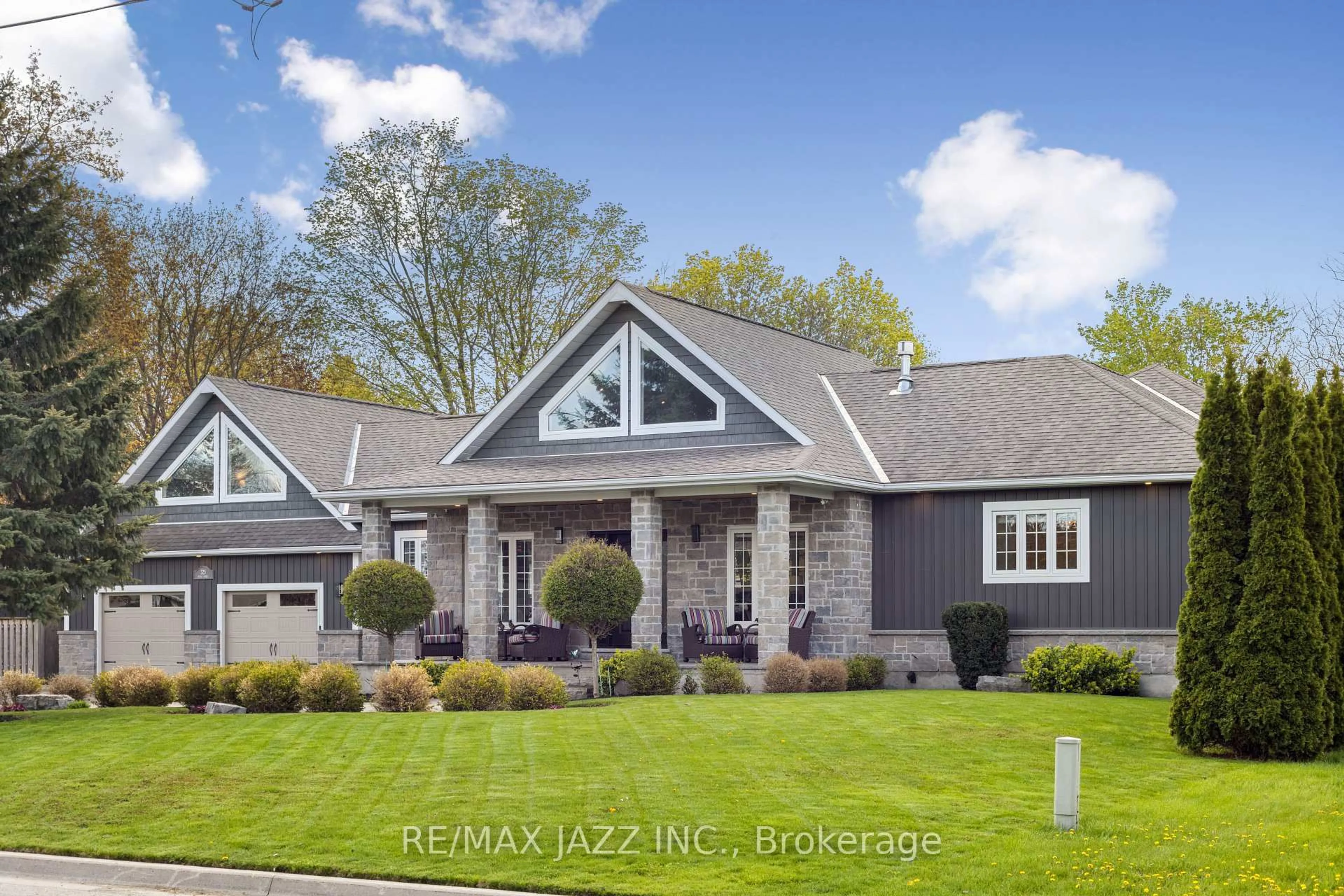 Home with vinyl exterior material, street for 325 Maine St, Oshawa Ontario L1L 1A8