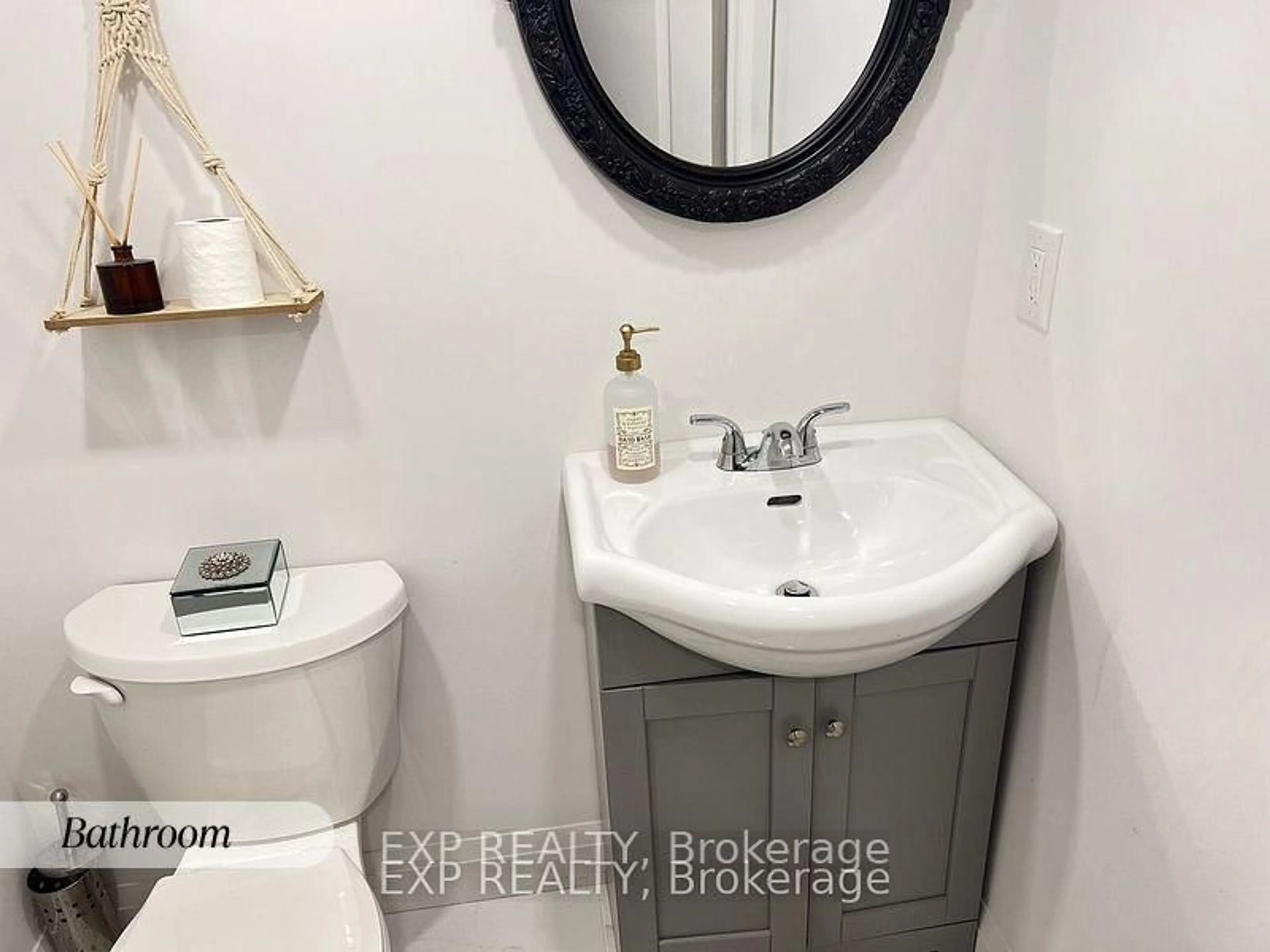 Standard bathroom, unknown for 33 Queen Alexandra Lane, Clarington Ontario L1C 3K7