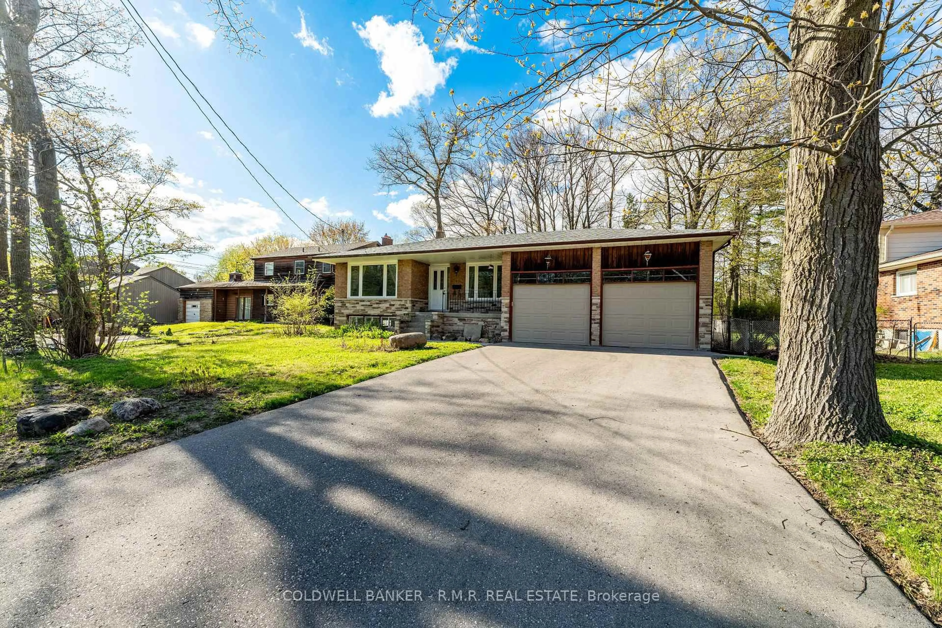 A pic from outside/outdoor area/front of a property/back of a property/a pic from drone, street for 86 Twyn Rivers Dr, Pickering Ontario L1V 1E2