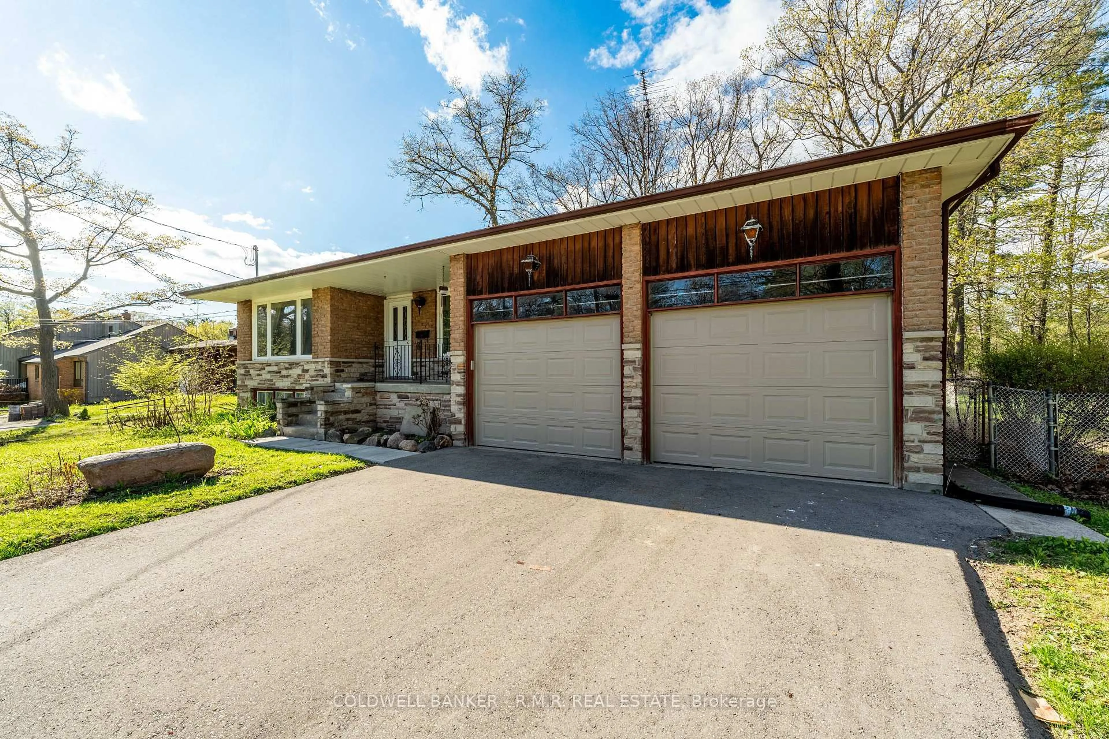 A pic from outside/outdoor area/front of a property/back of a property/a pic from drone, street for 86 Twyn Rivers Dr, Pickering Ontario L1V 1E2