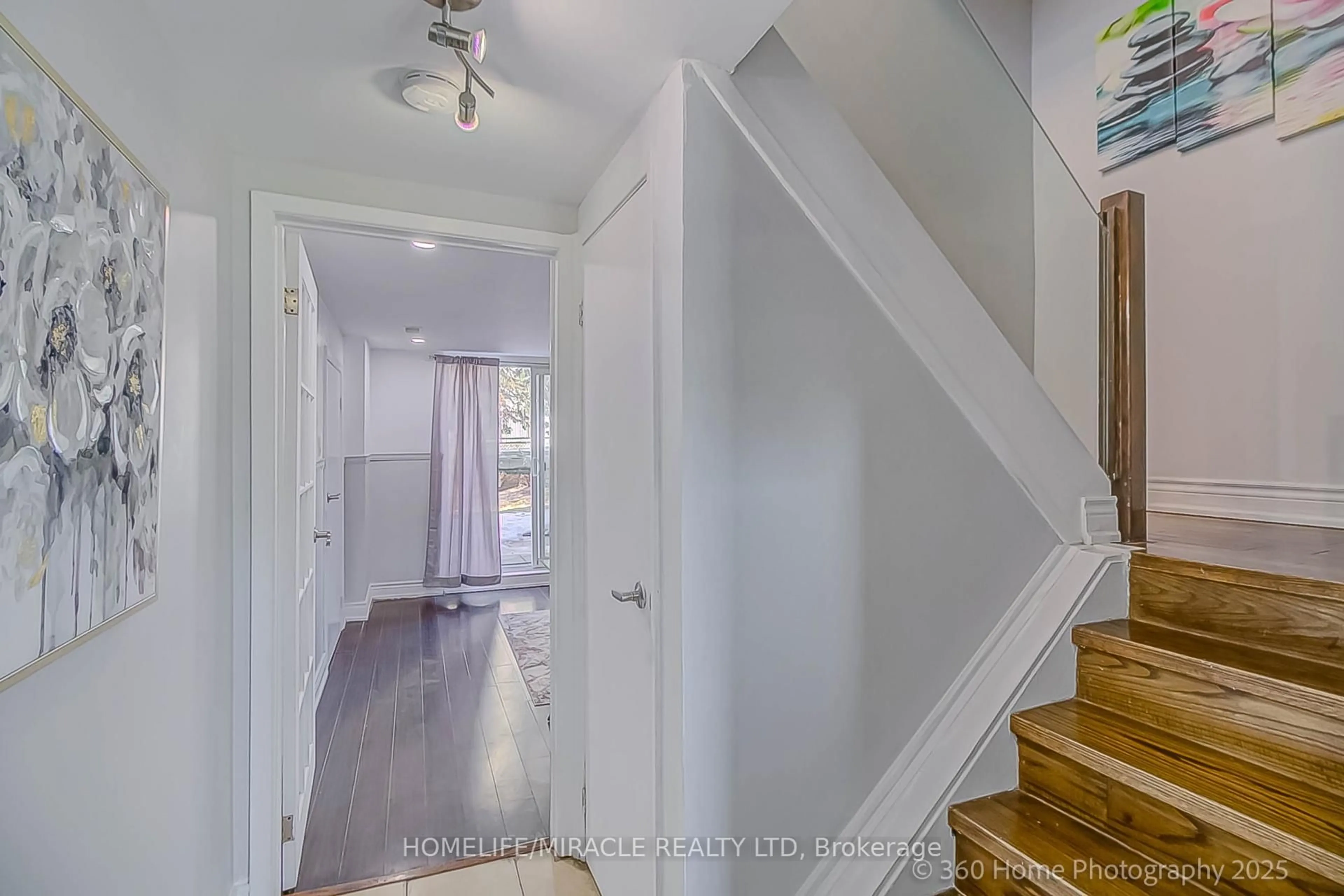 Indoor entryway for 75 Blackwell Ave #8, Toronto Ontario M1B 1K5