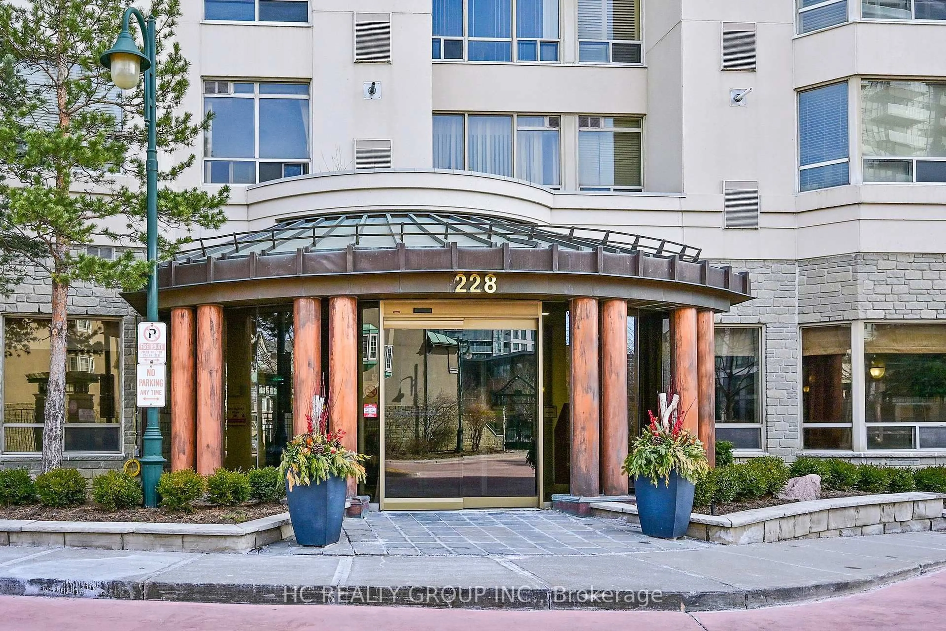 Indoor foyer for 228 Bonis Ave #113, Toronto Ontario M1T 3W1