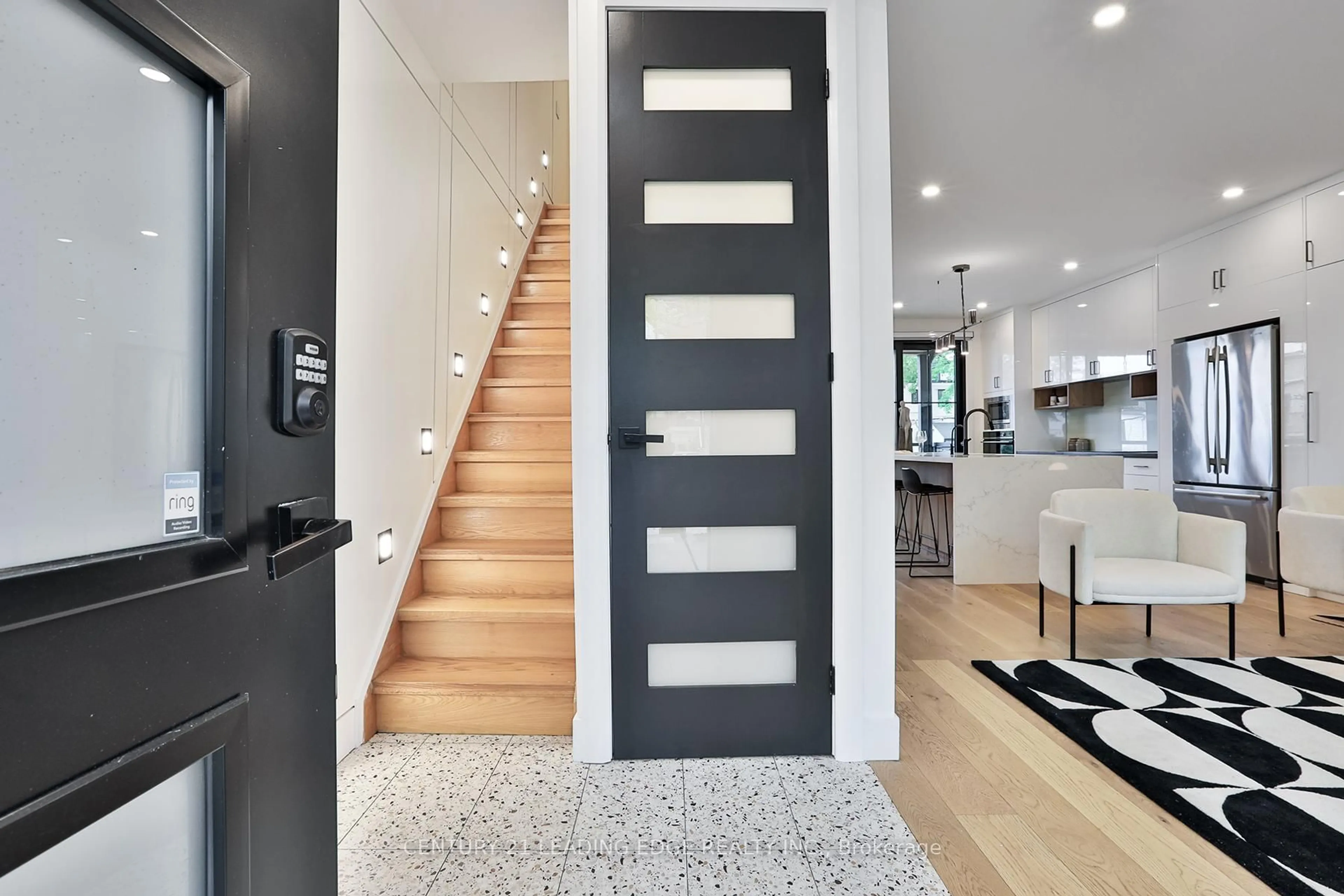 Indoor entryway for 29 Dingwall Ave, Toronto Ontario M4K 1G9
