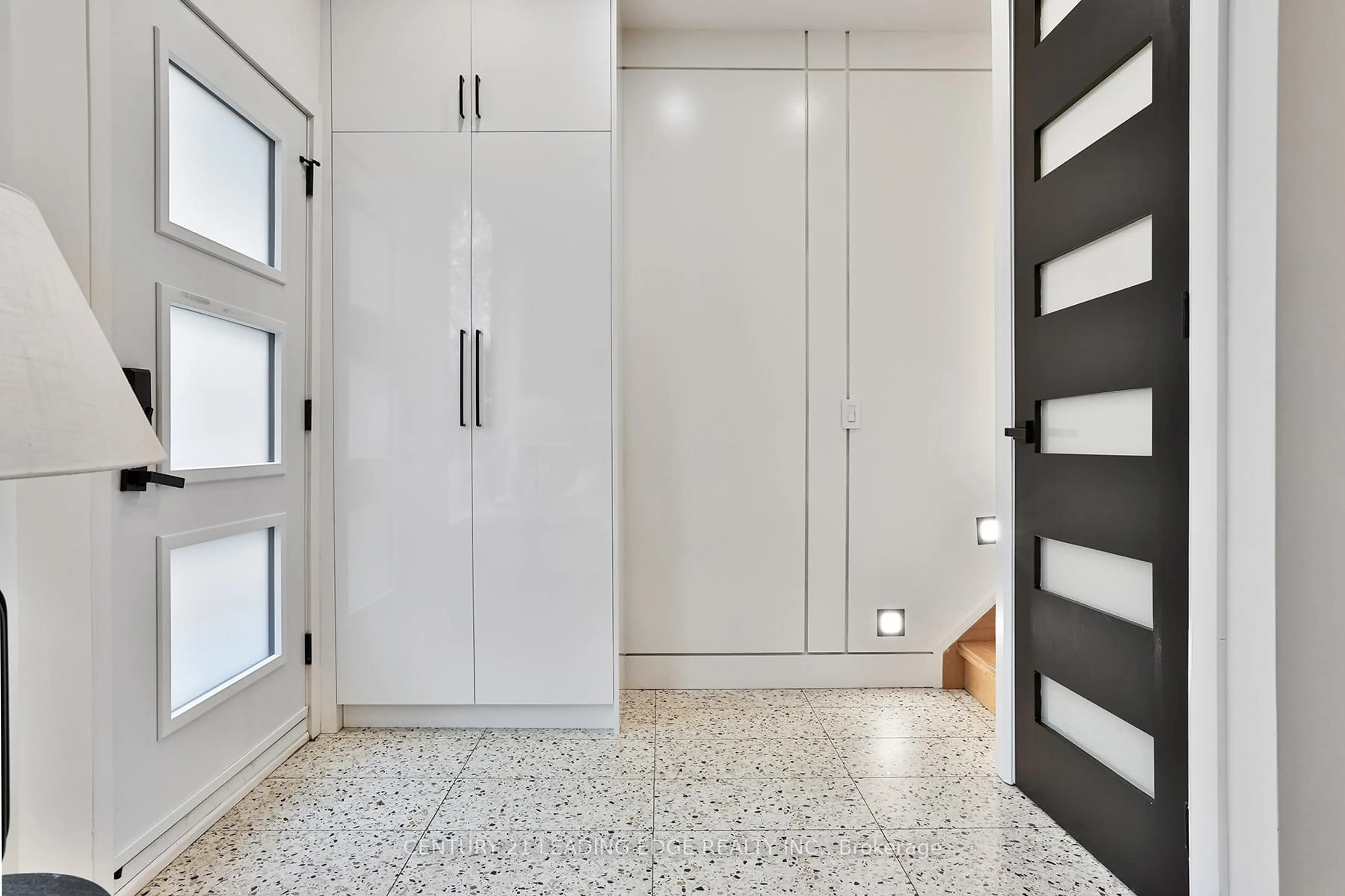 Indoor entryway for 29 Dingwall Ave, Toronto Ontario M4K 1G9