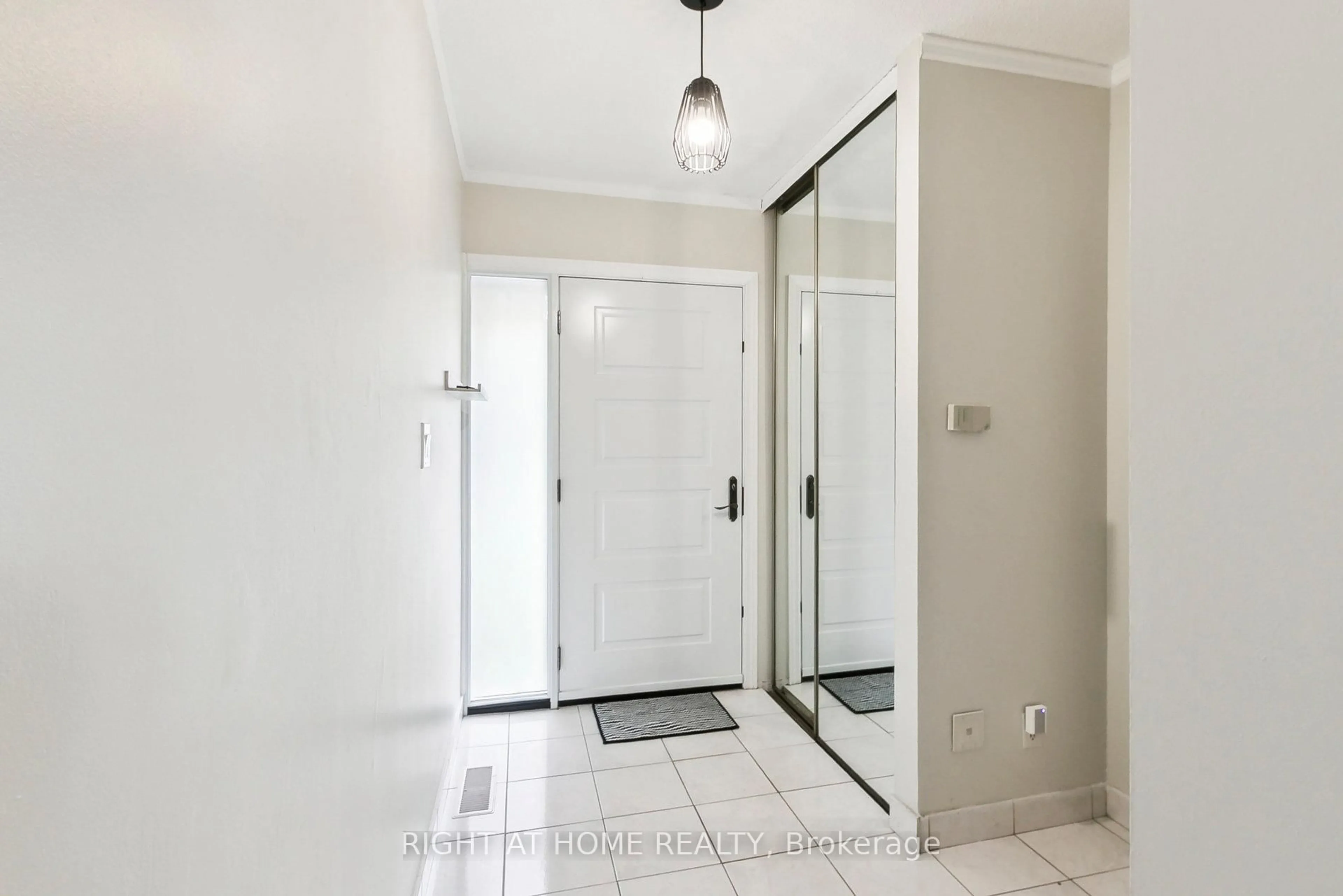 Indoor entryway for 15 Huntingwood Dr #29, Toronto Ontario M1W 2L7