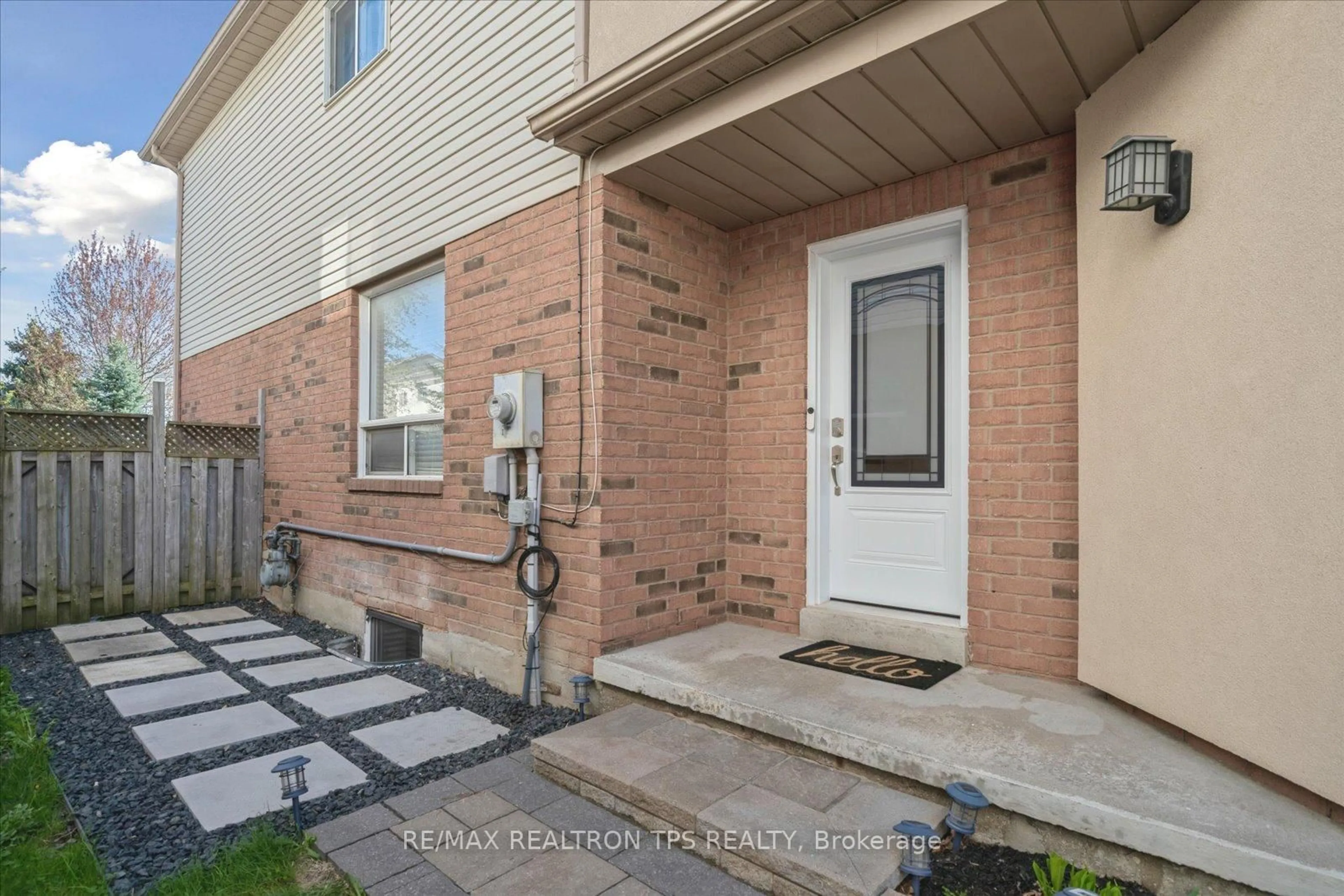 Indoor entryway for 11 Jays Dr, Whitby Ontario L1R 2P5