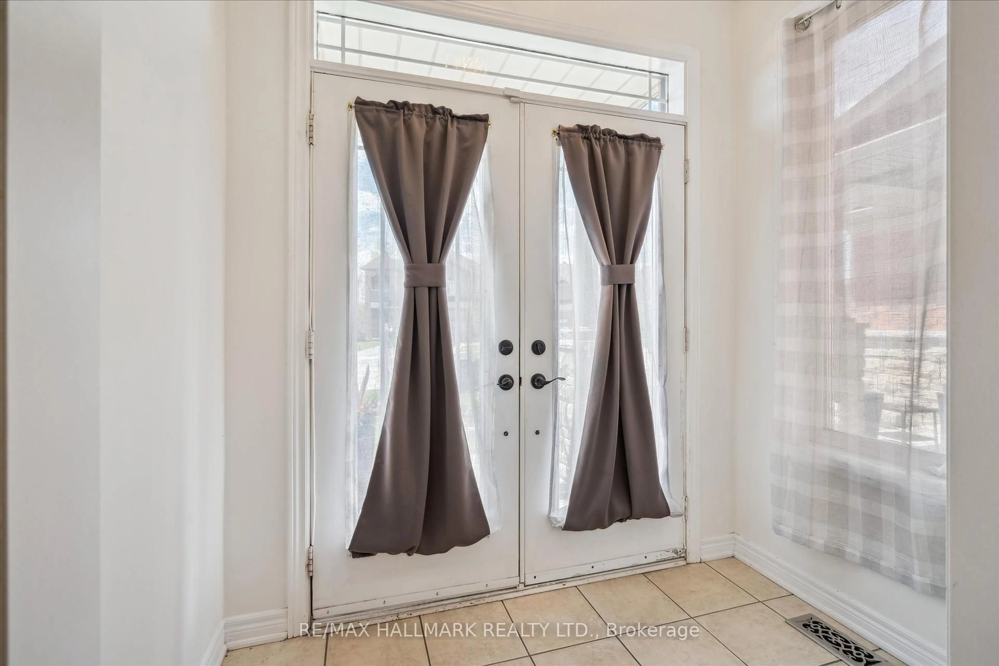 Indoor entryway for 1983 Calvington Dr, Pickering Ontario L1V 7J3