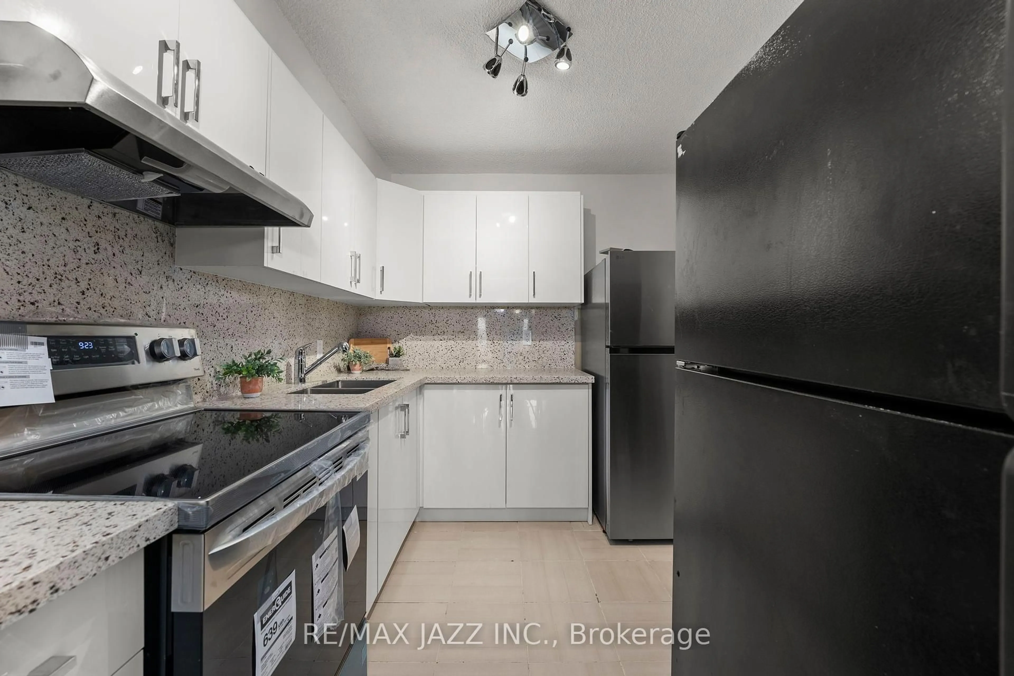 Standard kitchen, unknown for 4091 Sheppard Ave #605, Toronto Ontario M1S 3H2