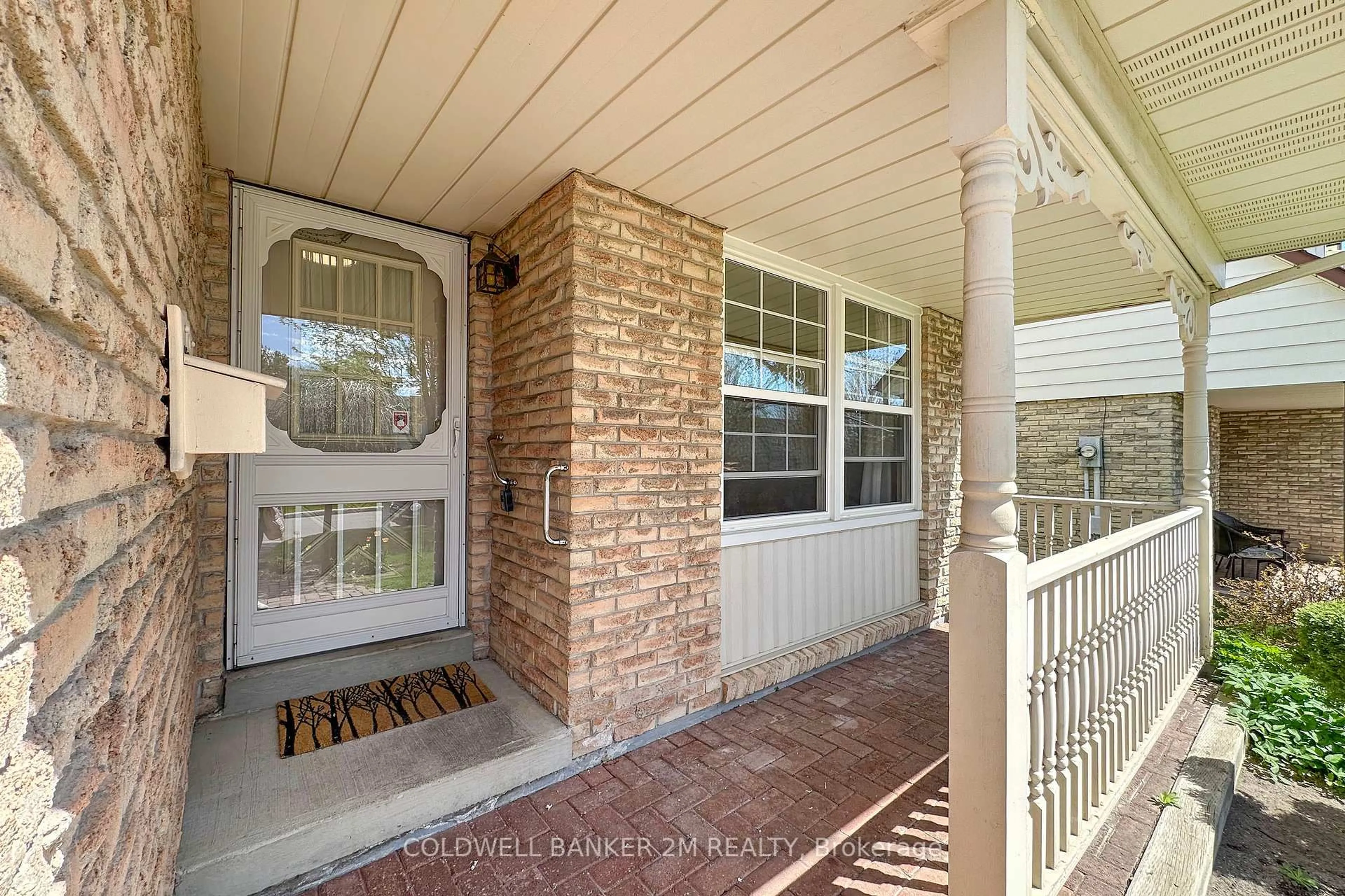 Indoor entryway for 353 Cooper Crt, Oshawa Ontario L1J 6V4