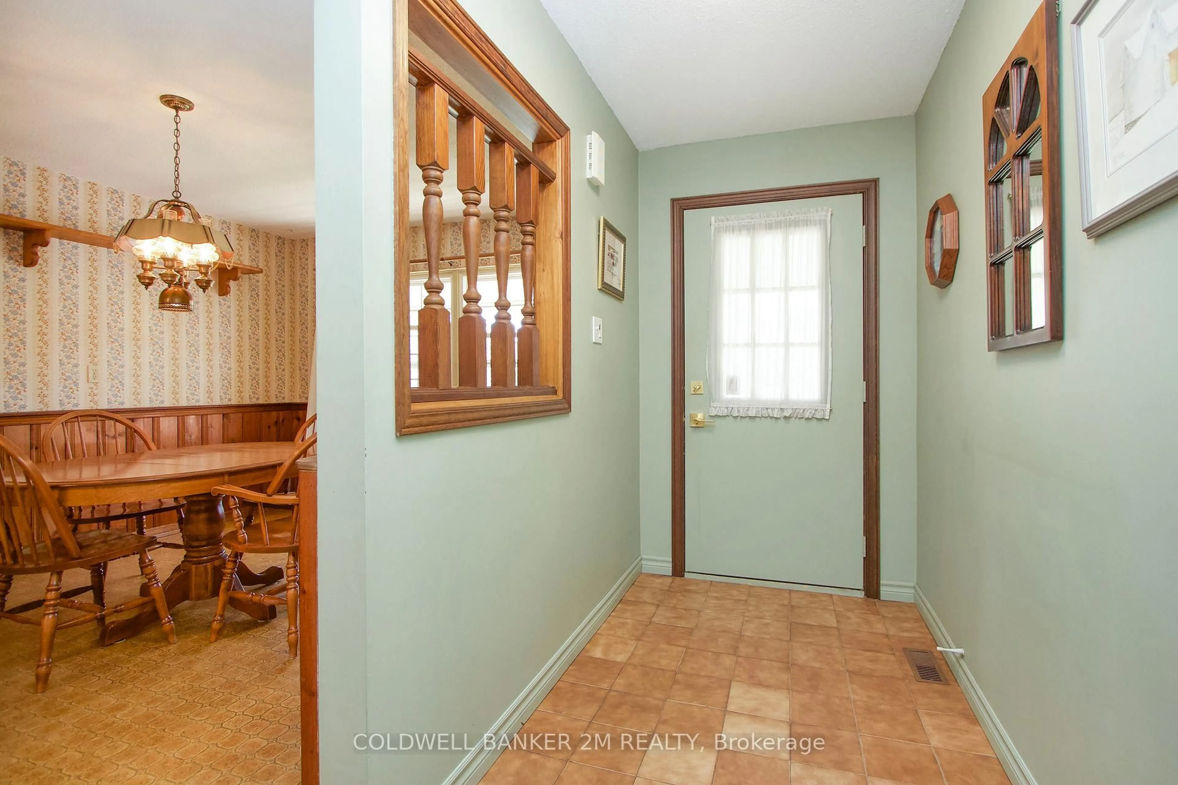 Indoor entryway for 353 Cooper Crt, Oshawa Ontario L1J 6V4