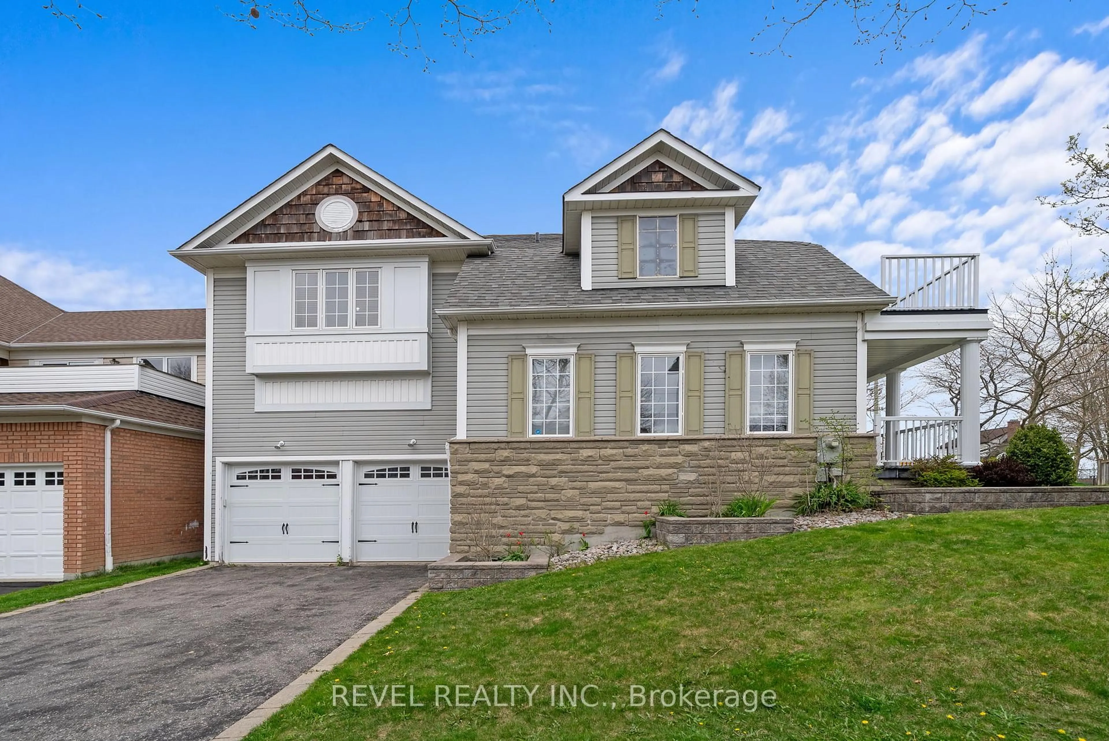 Home with vinyl exterior material, street for 100 Ashbury Blvd, Ajax Ontario L1Z 1N1